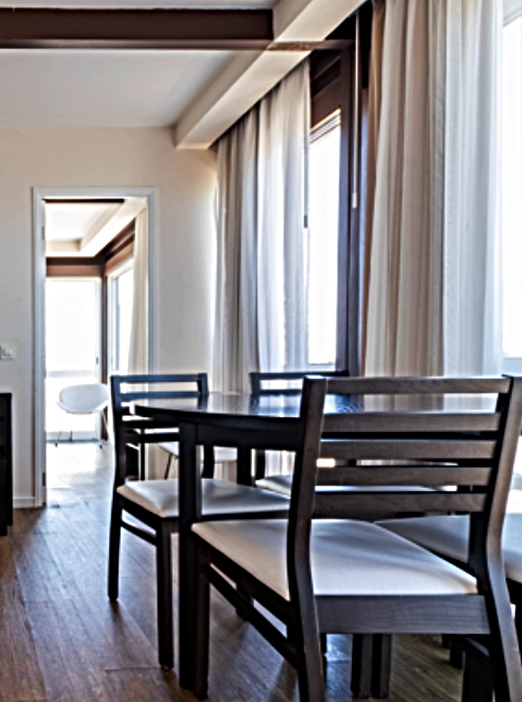 De Superior Studio Zeezicht van Pestana Alvor Atlântico beschikt over een lichte woonkamer met een sofa, eettafel en televisie, en biedt een gezellige sfeer met grote ramen die veel natuurlijk licht binnenlaten.