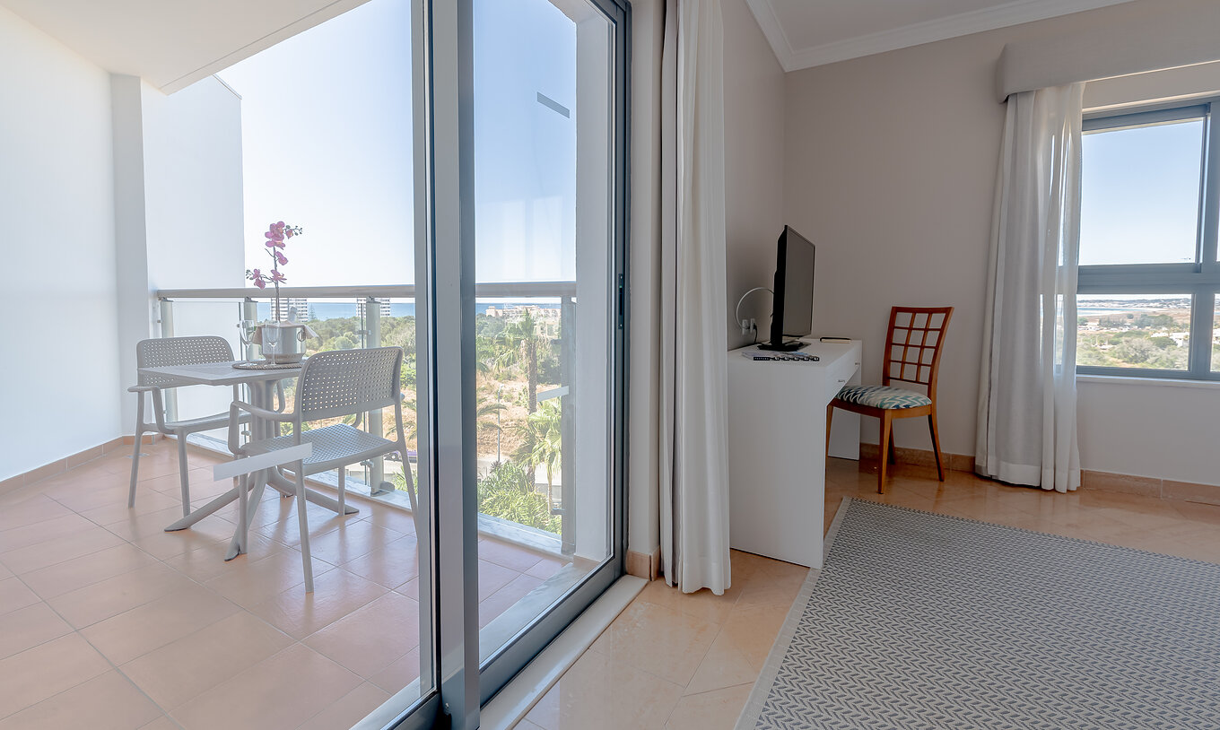 Het T0 - Studio van Pestana Alvor Park heeft een balkon met tuinzicht en zee op de achtergrond