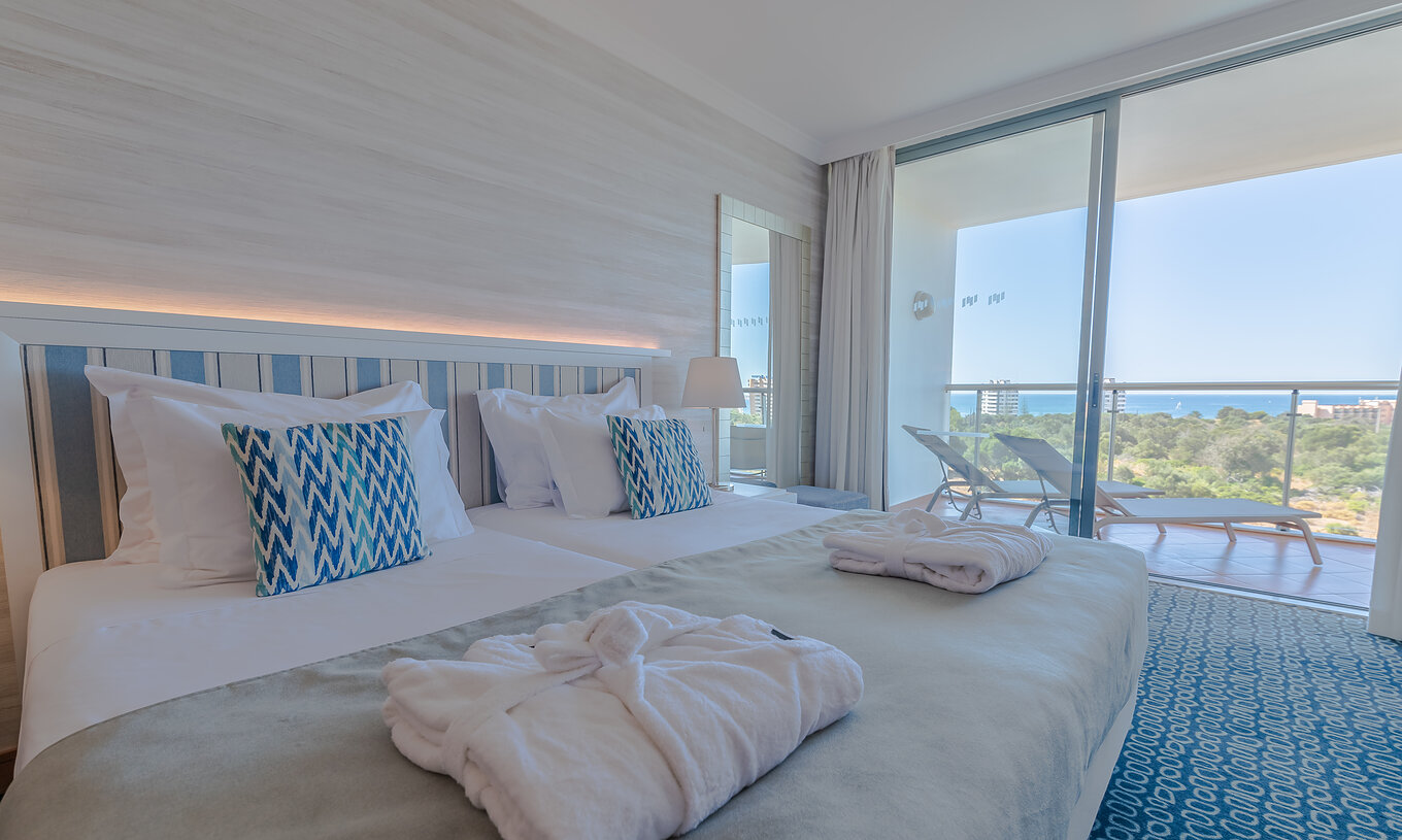 Het T1 - met 1 Kamer Superior van Pestana Alvor Park heeft twee bedden met hoofdeinde en balkon