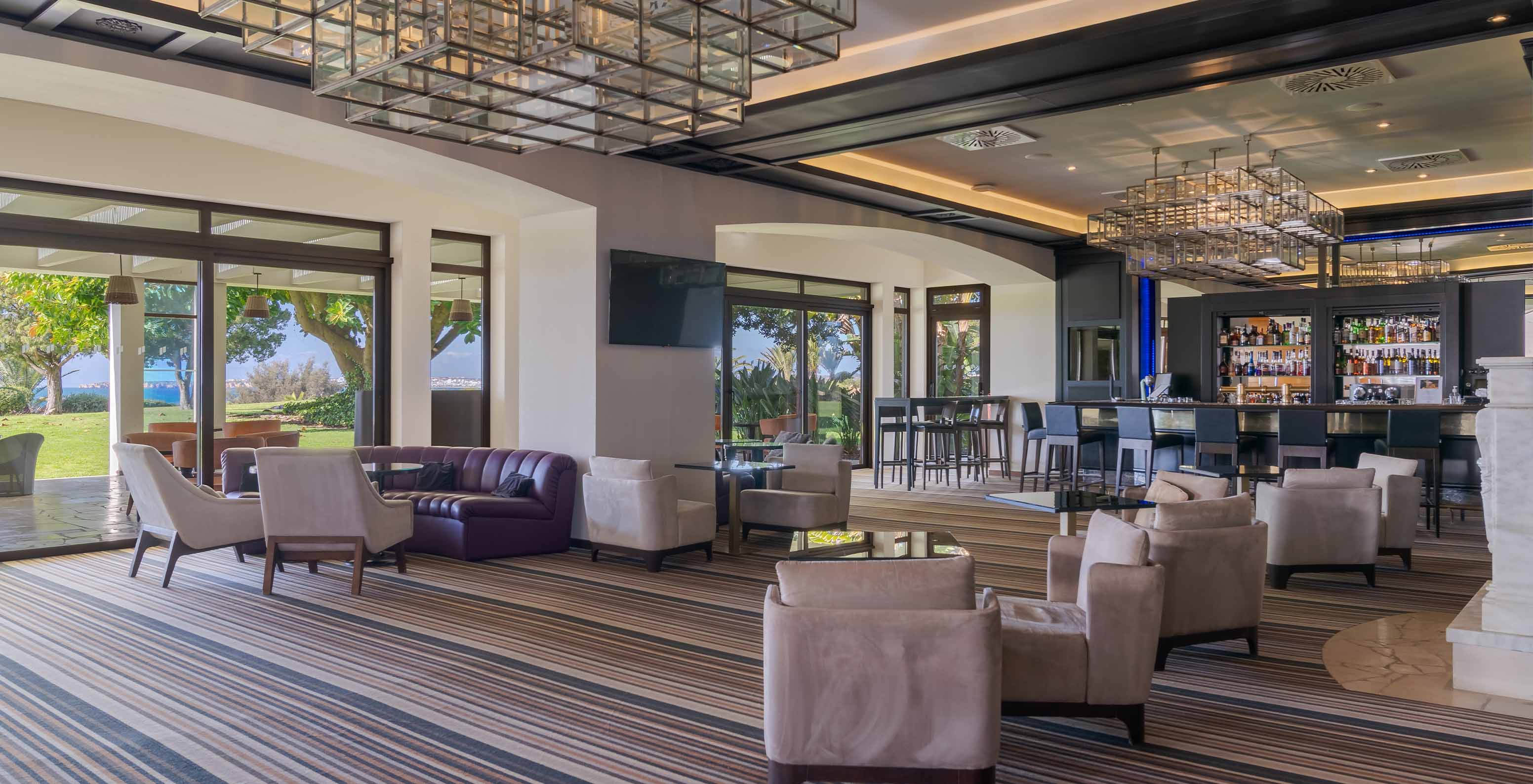 De bar D Henrique, van het 5-sterrenhotel in de Algarve, heeft banken om te genieten van drankjes en uitzicht op de tuin