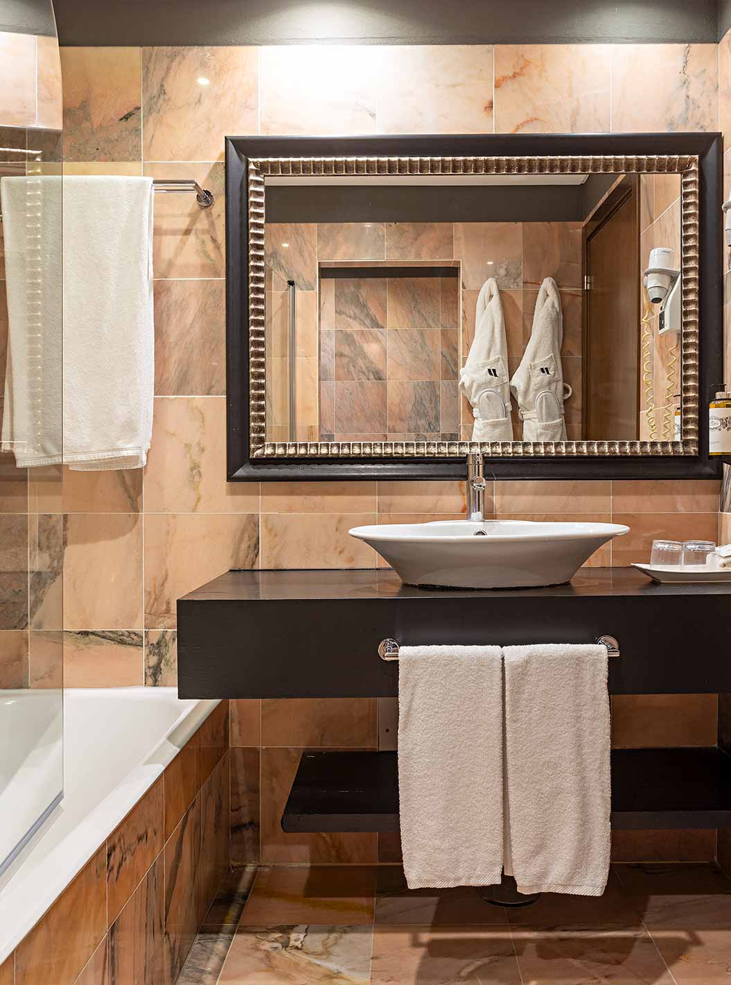 Het Cliff Studio in Pestana Alvor Praia heeft een badkamer met een bad, twee badjassen en een föhn