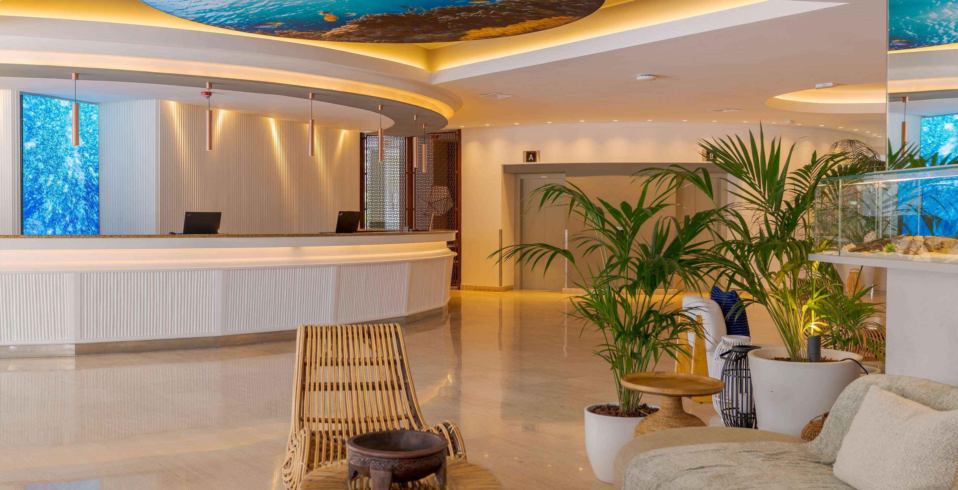 Pestana Blue Alvor Beach is een 5-sterrenhotel met zwembad en dicht bij het strand en heeft een receptie die 24 uur open is