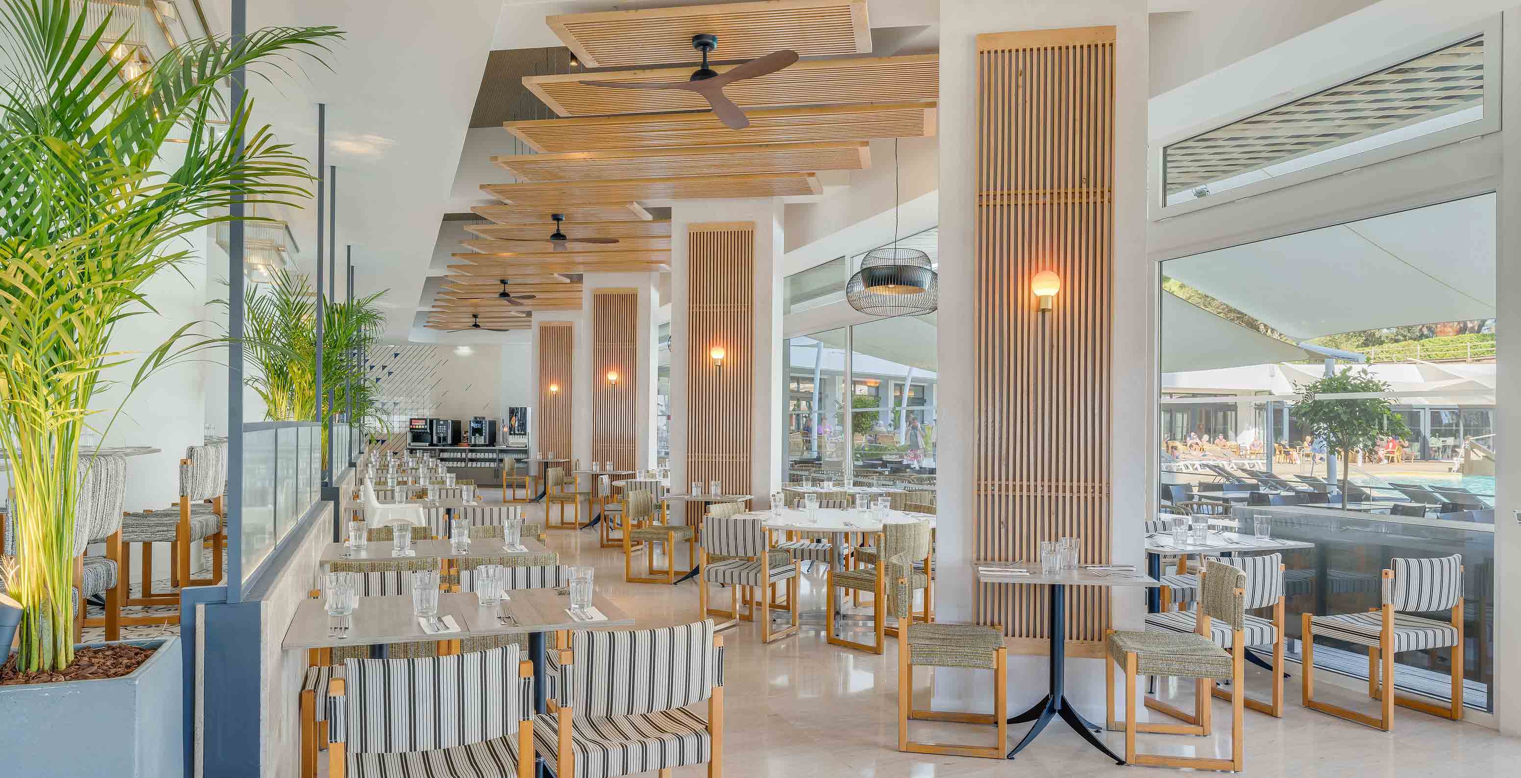 De Acqua Bar, van het all-inclusive hotel in de Algarve, heeft tafels en stoelen met veel natuurlijk licht.