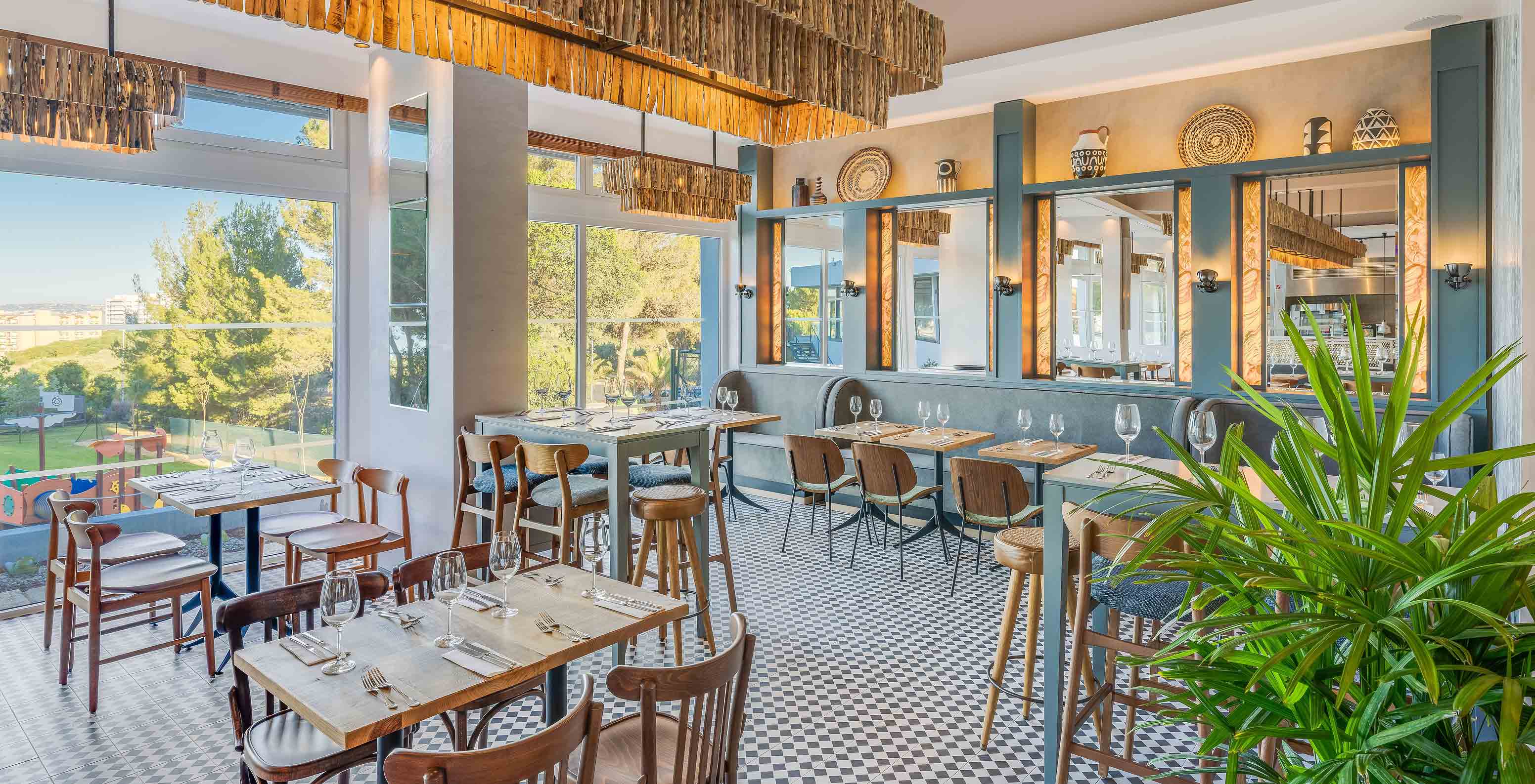 Het Fuego Restaurant, van het all-inclusive hotel in de Algarve, heeft een moderne inrichting en verschillende tafels met uitzicht op de tuin.