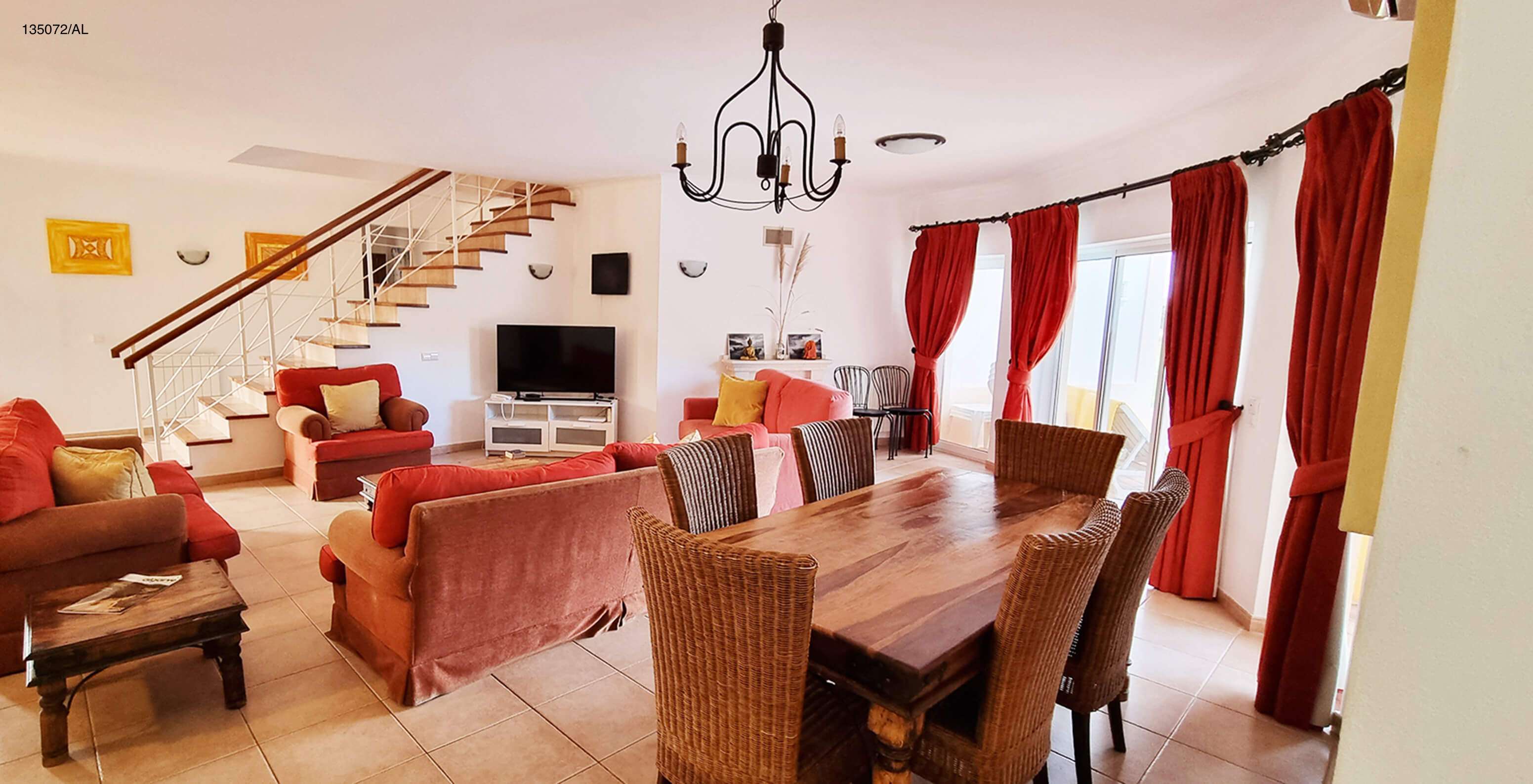 De villa Pestana Carvoeiro Golf V3 Standard heeft een woonkamer met banken, fauteuils en een tafel met stoelen