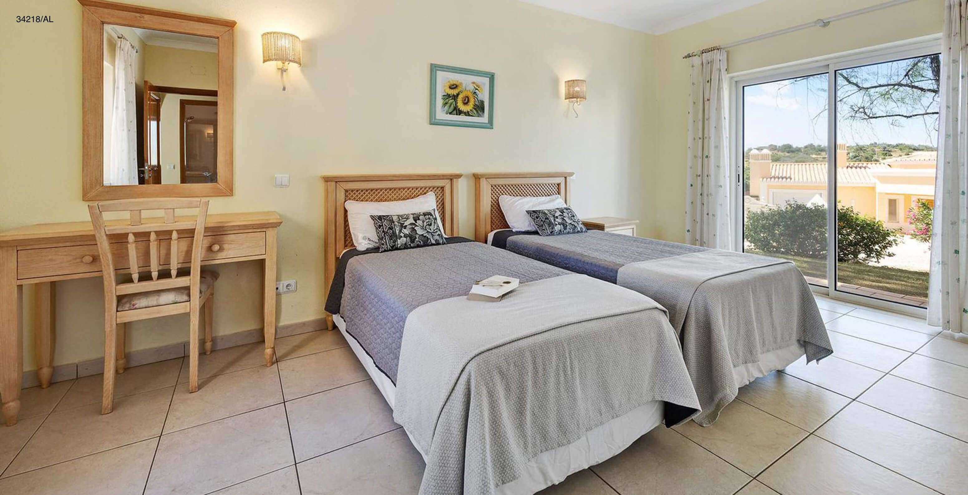 De villa Pestana Carvoeiro Golf V4 Standard heeft een slaapkamer met twee eenpersoonsbedden, een spiegel en een tafel