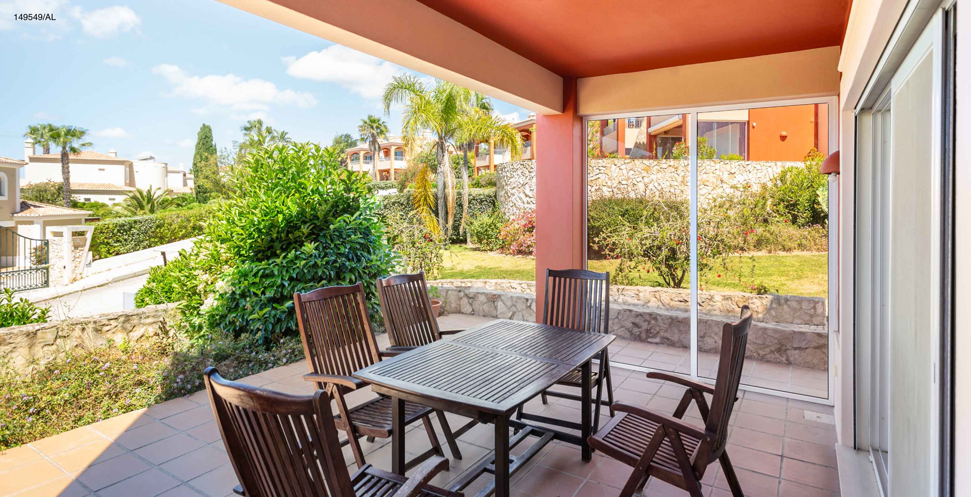 Het appartement Pestana Carvoeiro Golf T2 Superior heeft een balkon met een tafel en zes houten stoelen