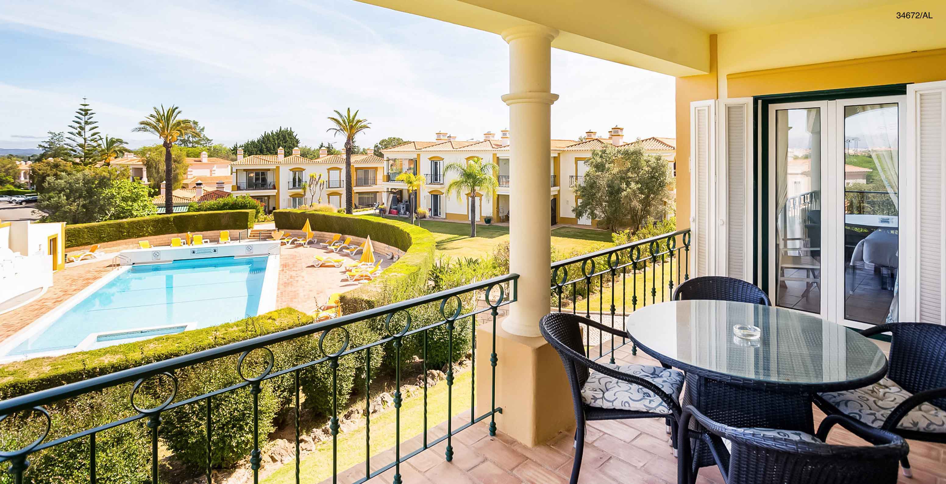 Het appartement Pestana Carvoeiro Golf T2 Superior heeft een balkon met uitzicht op het zwembad en de tuin
