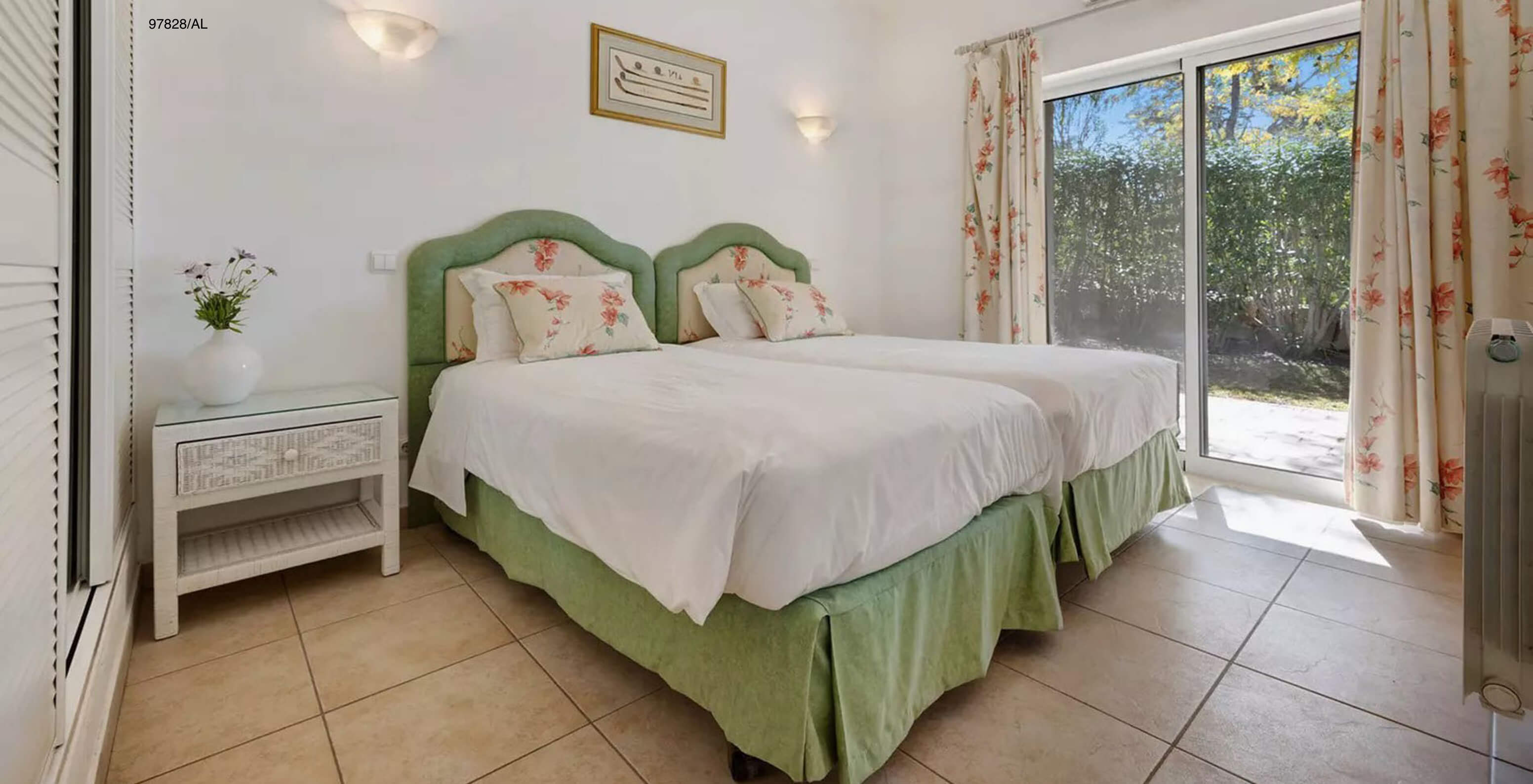 De villa Pestana Carvoeiro Golf V3 Standard heeft een slaapkamer met twee eenpersoonsbedden, een nachtkastje en een balkon