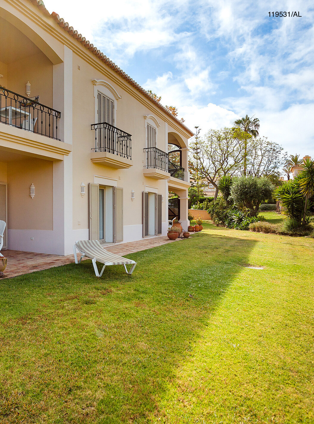 Het appartement Pestana Carvoeiro Golf T1 Standard heeft een buitenruimte met een balkon en een gazon
