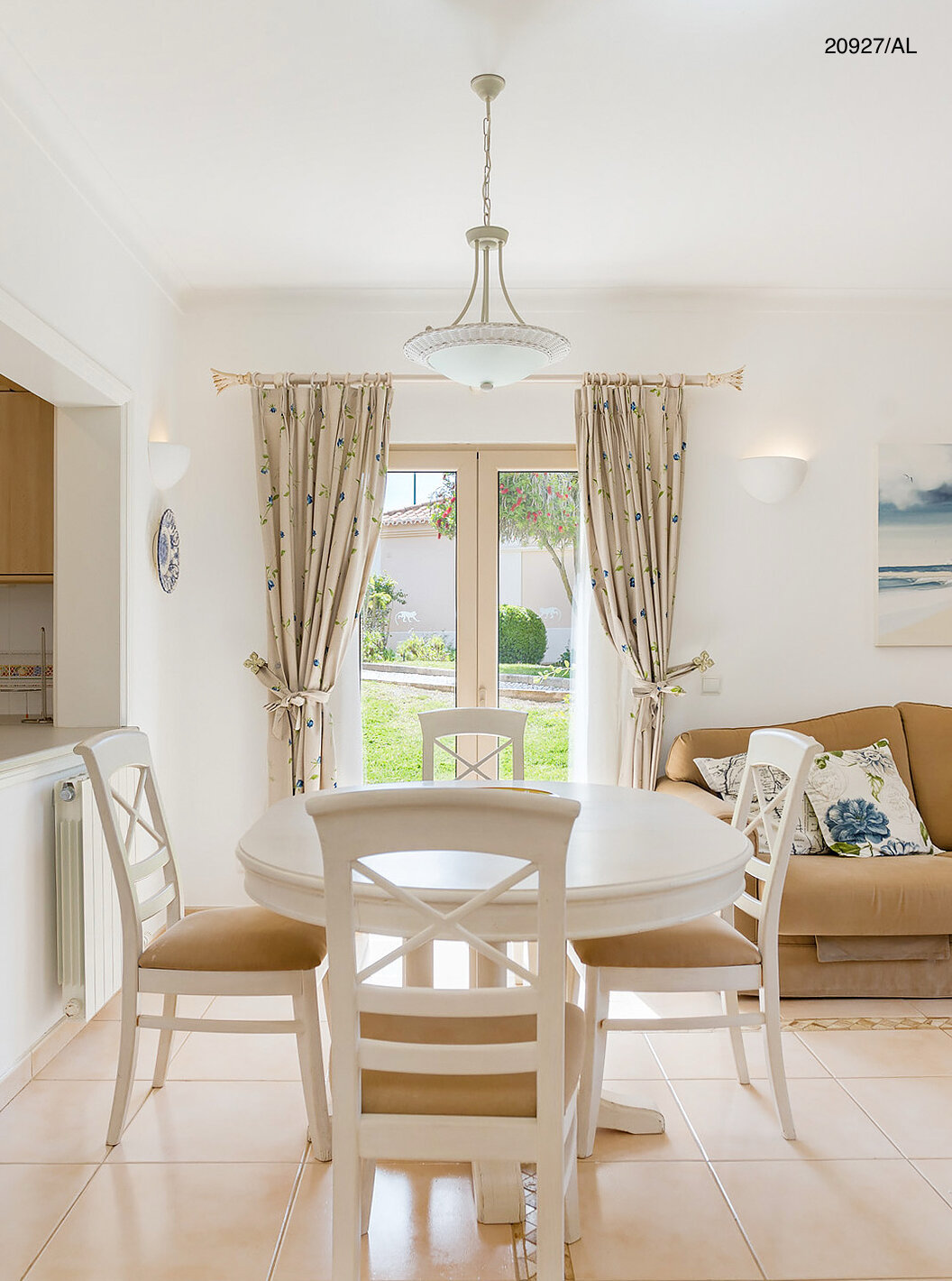 Het appartement Pestana Carvoeiro Golf T2 Superior heeft een eetkamer met een ronde tafel, stoelen en een bank