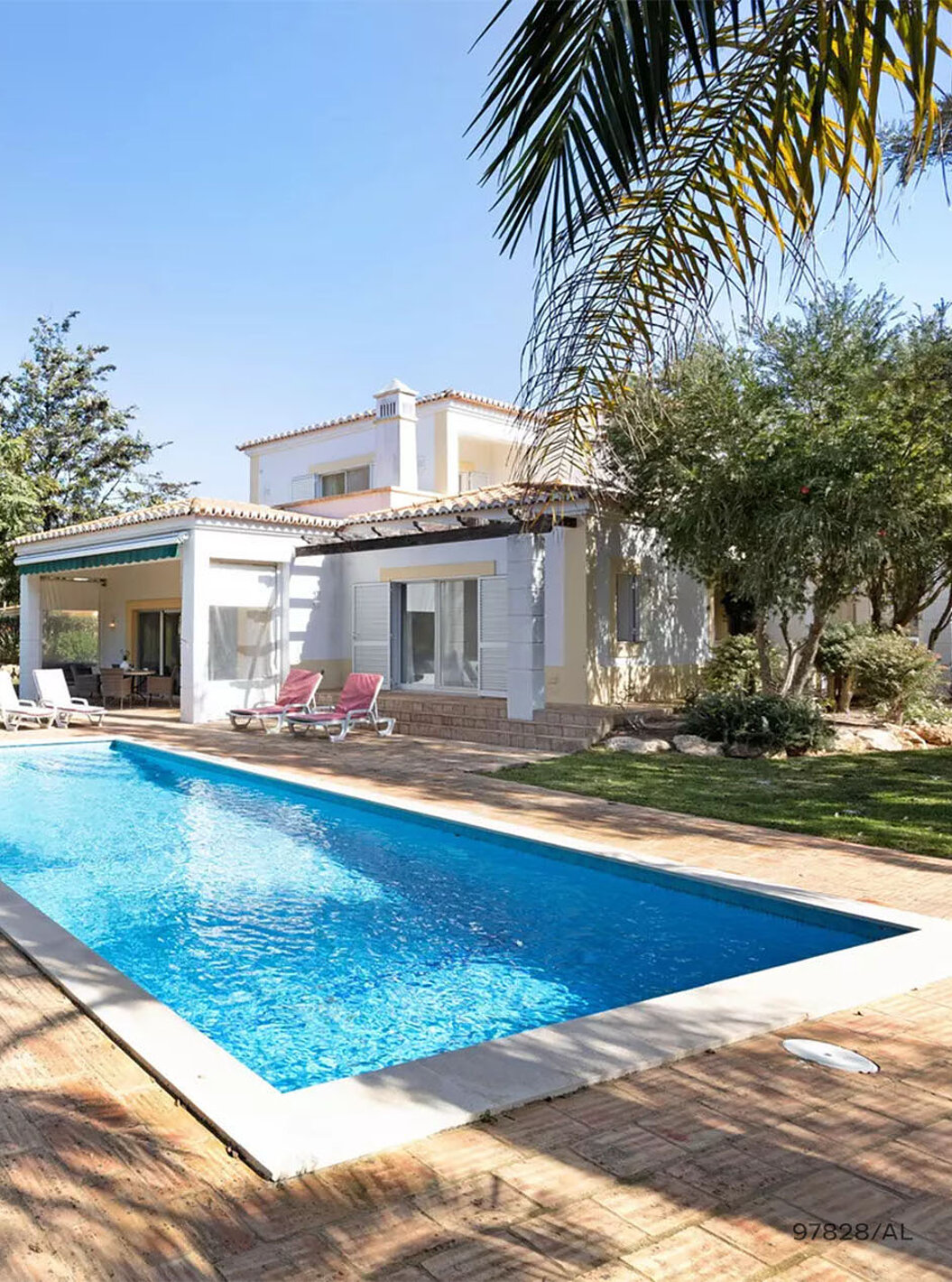 De villa Pestana Carvoeiro Golf V3 Standard heeft een buitenruimte met een gazon en een rechthoekig zwembad