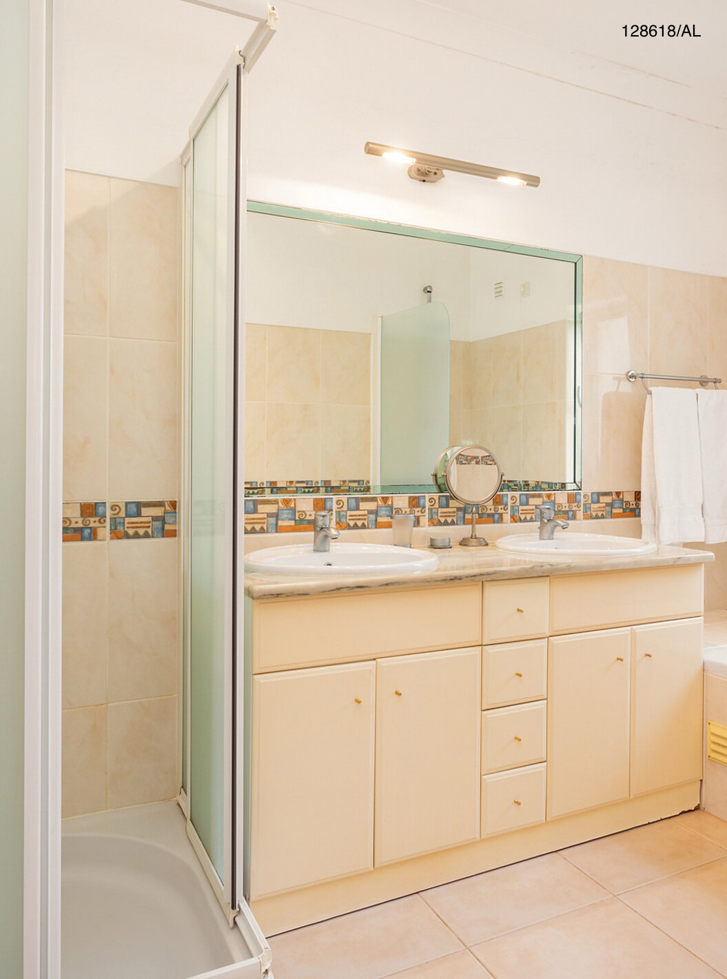 De villa Pestana Carvoeiro Golf V3 Superior heeft een badkamer met een bad, douche en wastafel met spiegel