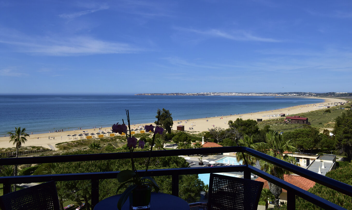 De Deluxe Superior van Pestana Dom João II heeft een balkon met uitzicht op het strand dat toegankelijk is via het hotel