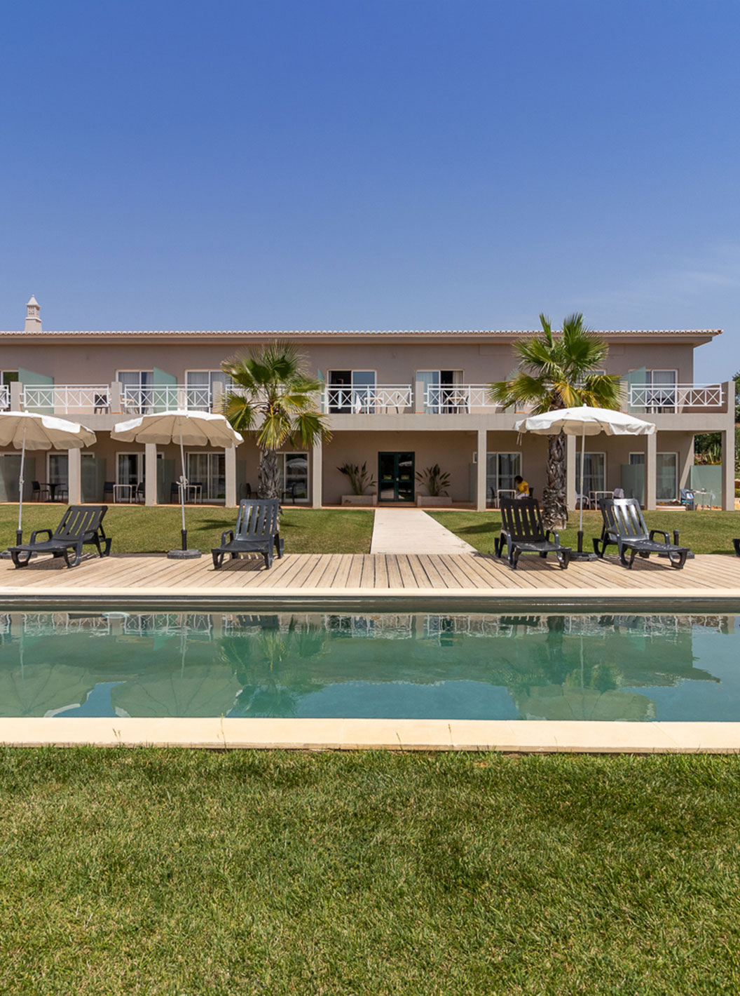 Klassieke kamer in Pestana Gramacho Residences met toegang tot zwembad, ligstoelen en parasols in tuin