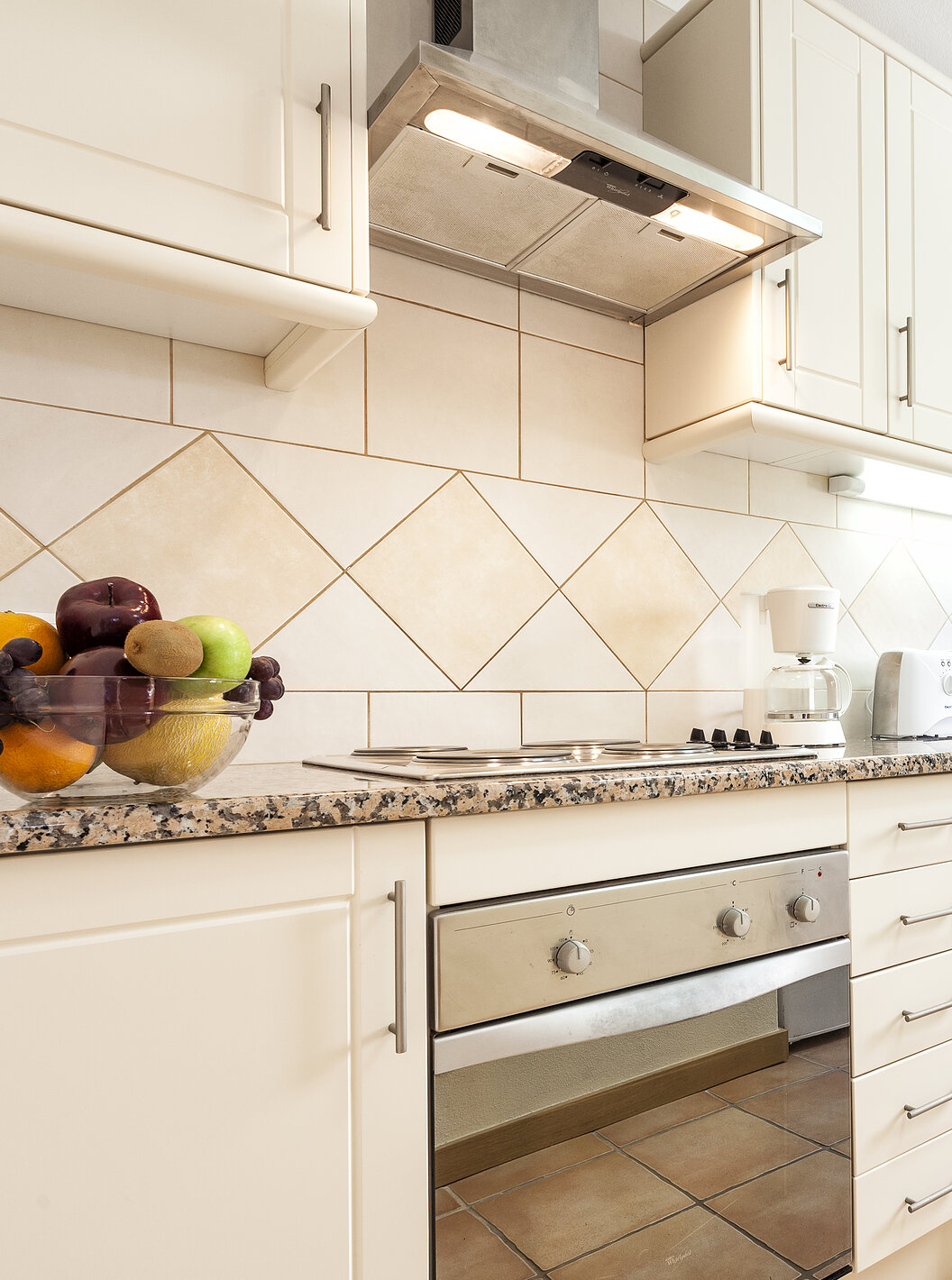 Het Studio van Pestana Palm Gardens heeft een tweepersoonsbed met groene dekbed, een bank, een tafel en een raam