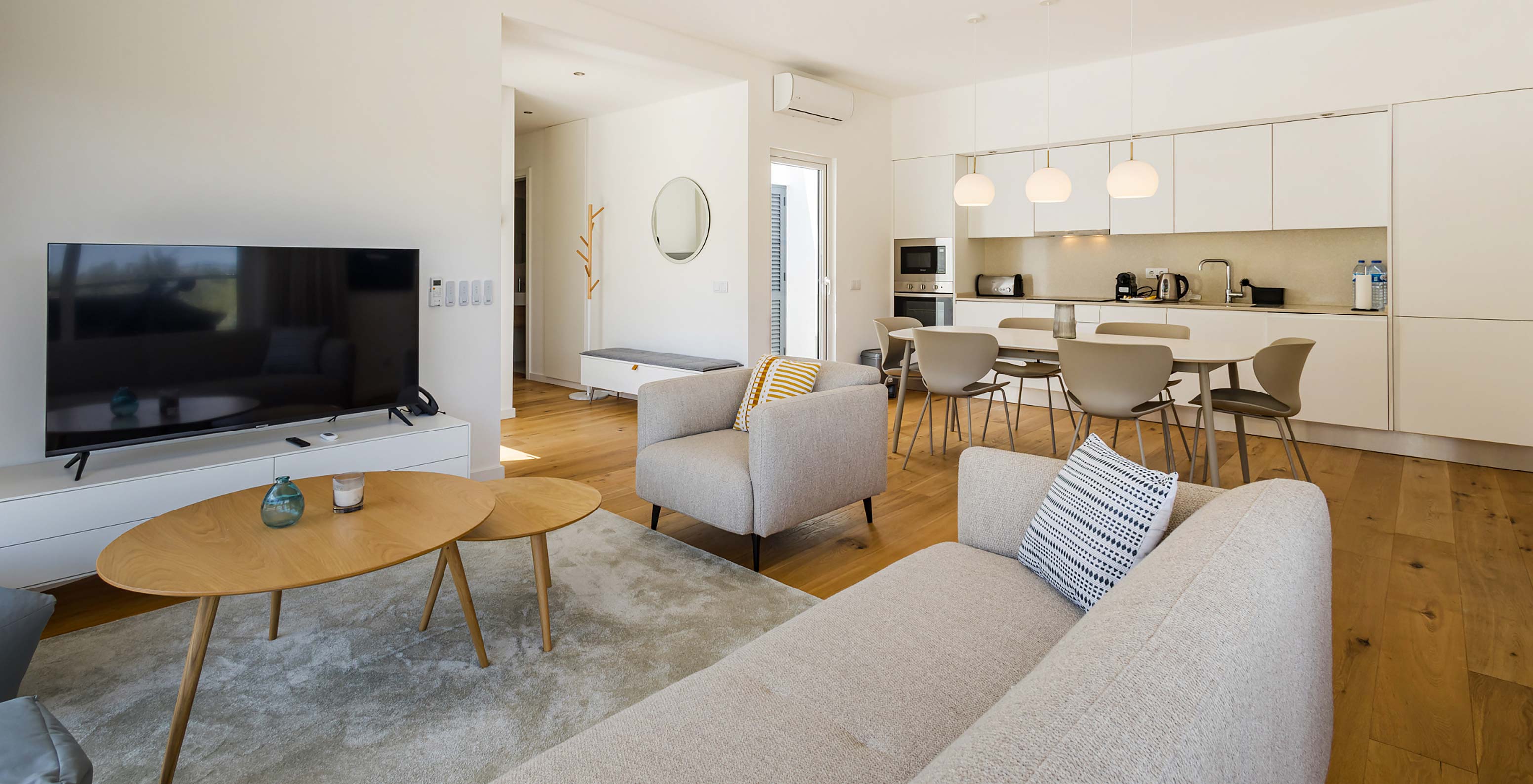 Villa in Pestana Valley met een eettafelen een televisie