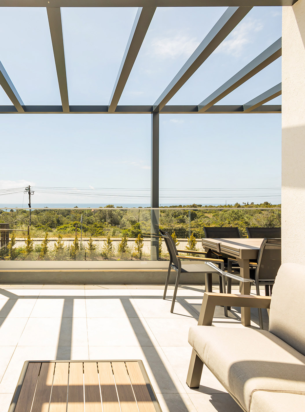 De Appartement met 3 slaapkamers op de begane grond - 6 volwassenen van Pestana Valley heeft een terras met een eettafel