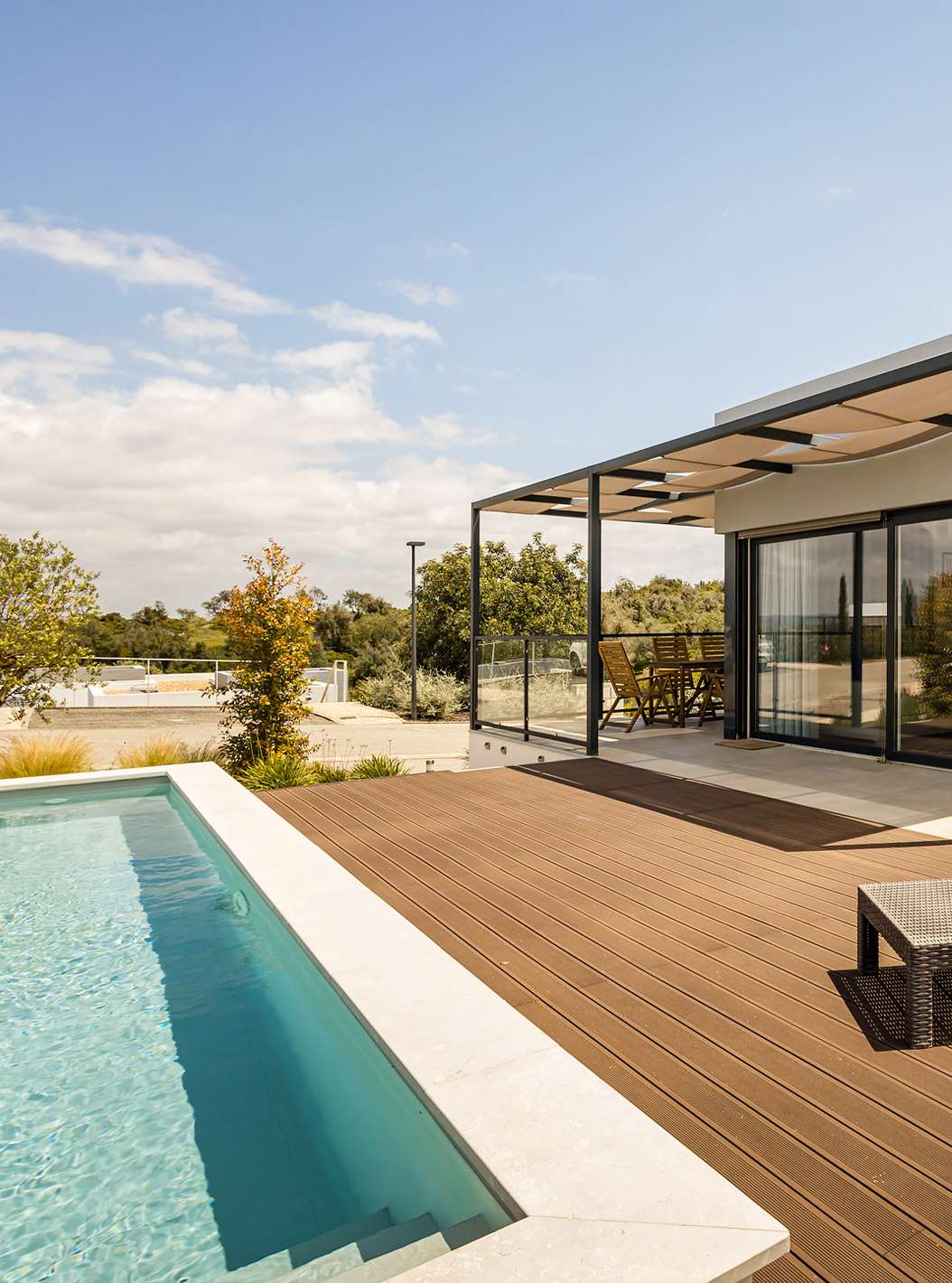 De Premium Villa 3 slaapkamers - 6 volwassenen van Pestana Valley heeft een terras met een zwembad en een pergola