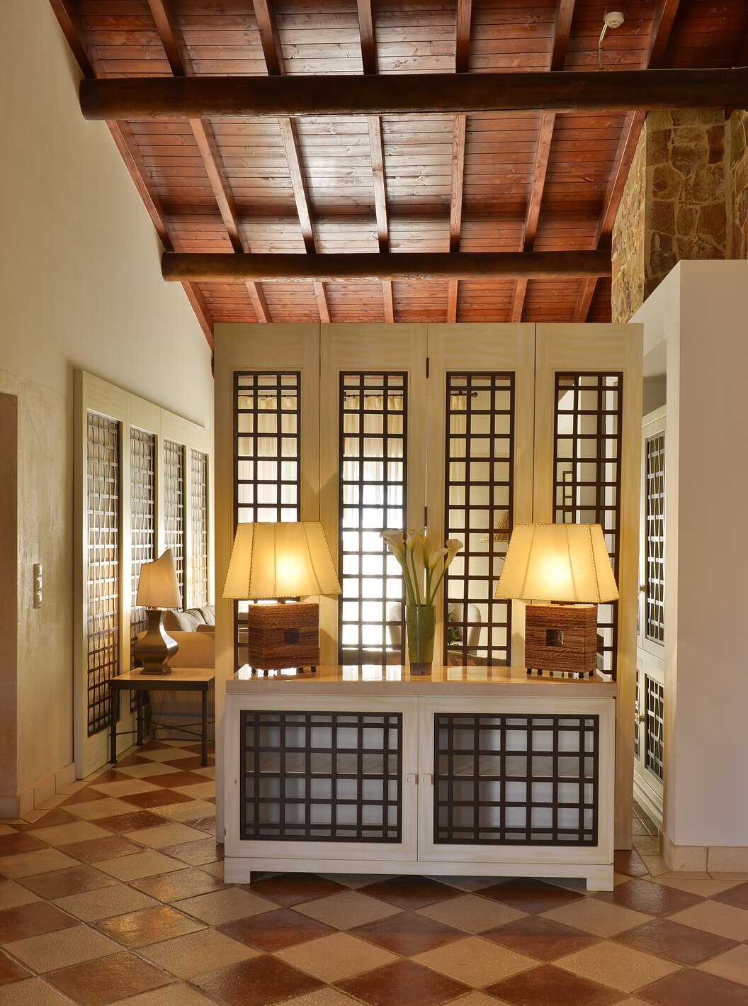 Suite uitzicht tuin Vila Sol van Pestana Vila Sol - Vilamoura heeft een hal met een tafel, twee lampen en een kruik