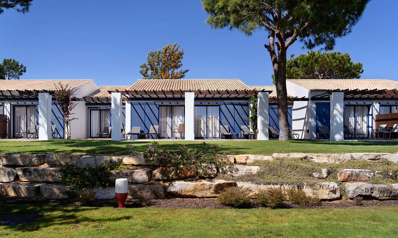 De Suite Tuinzicht van Pestana Vila Sol - Vilamoura heeft een balkon met ligstoelen en directe toegang tot de hoteltuin