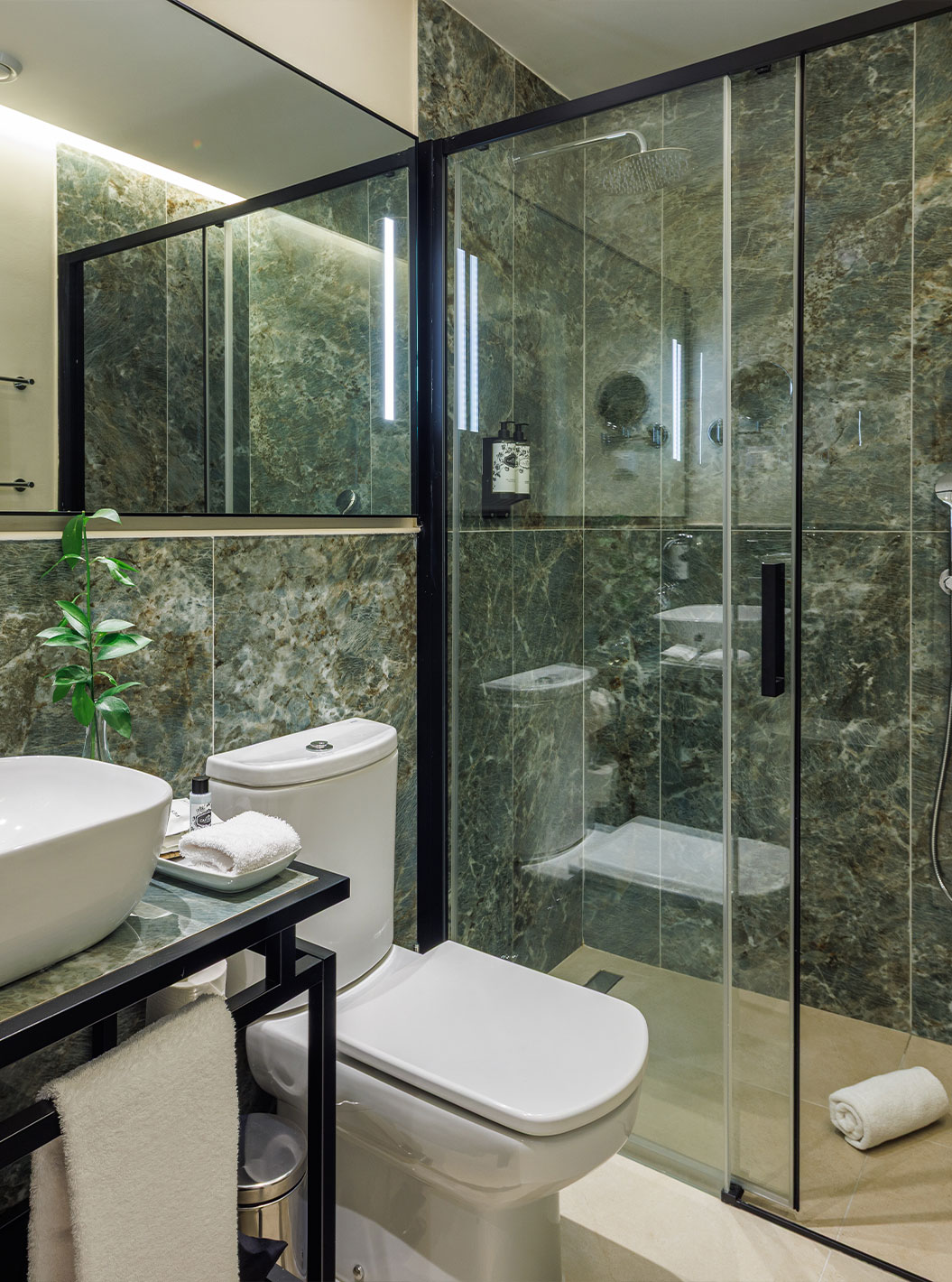 De Superior Garden View bij Pestana Vila Sol - Vilamoura heeft een groene marmeren badkamer met wc, wastafel en douche