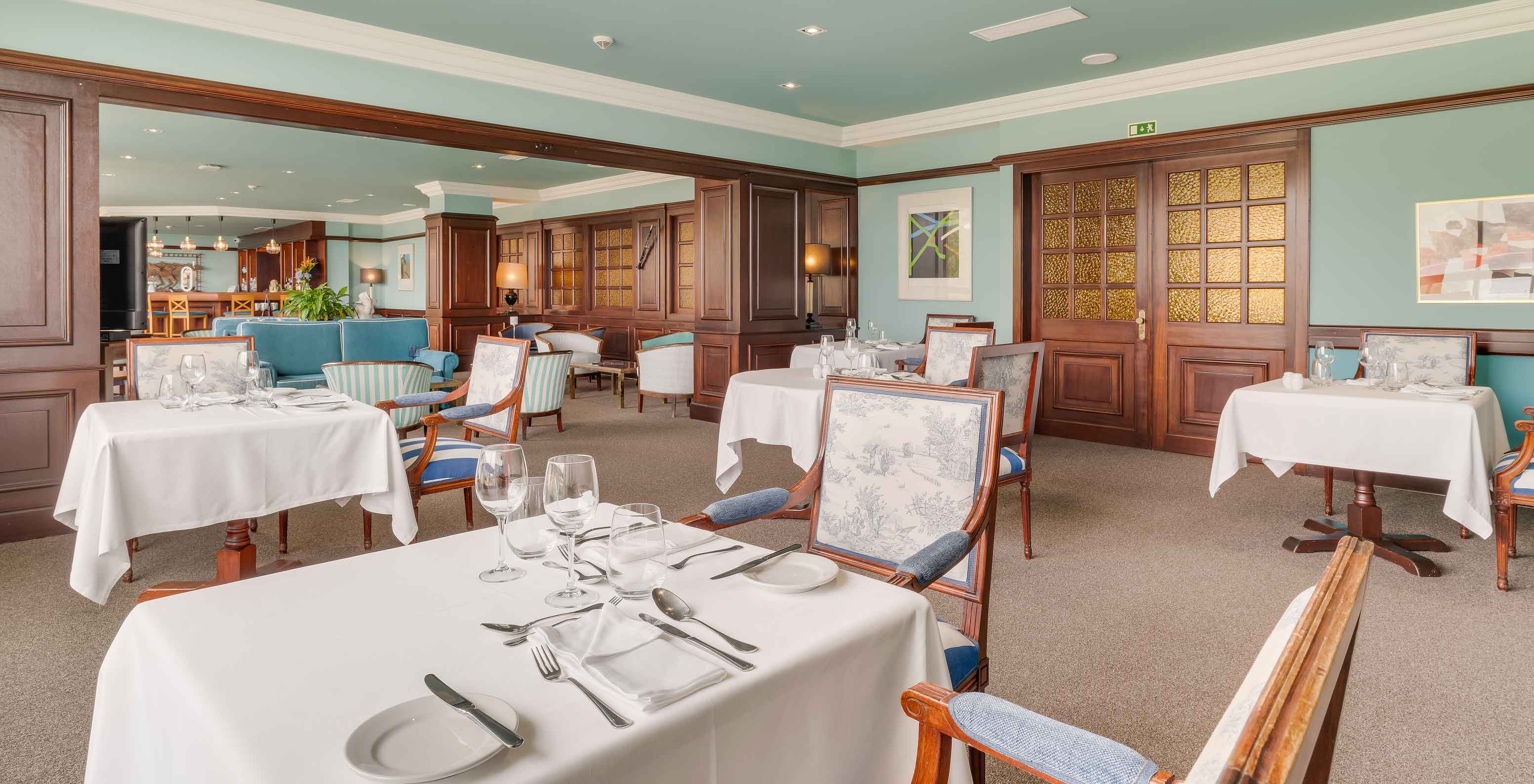 Interieur van Bar Aqqua in Pestana Bahia Praia met gedekte tafels, klassieke stoelen en gezellige sfeer