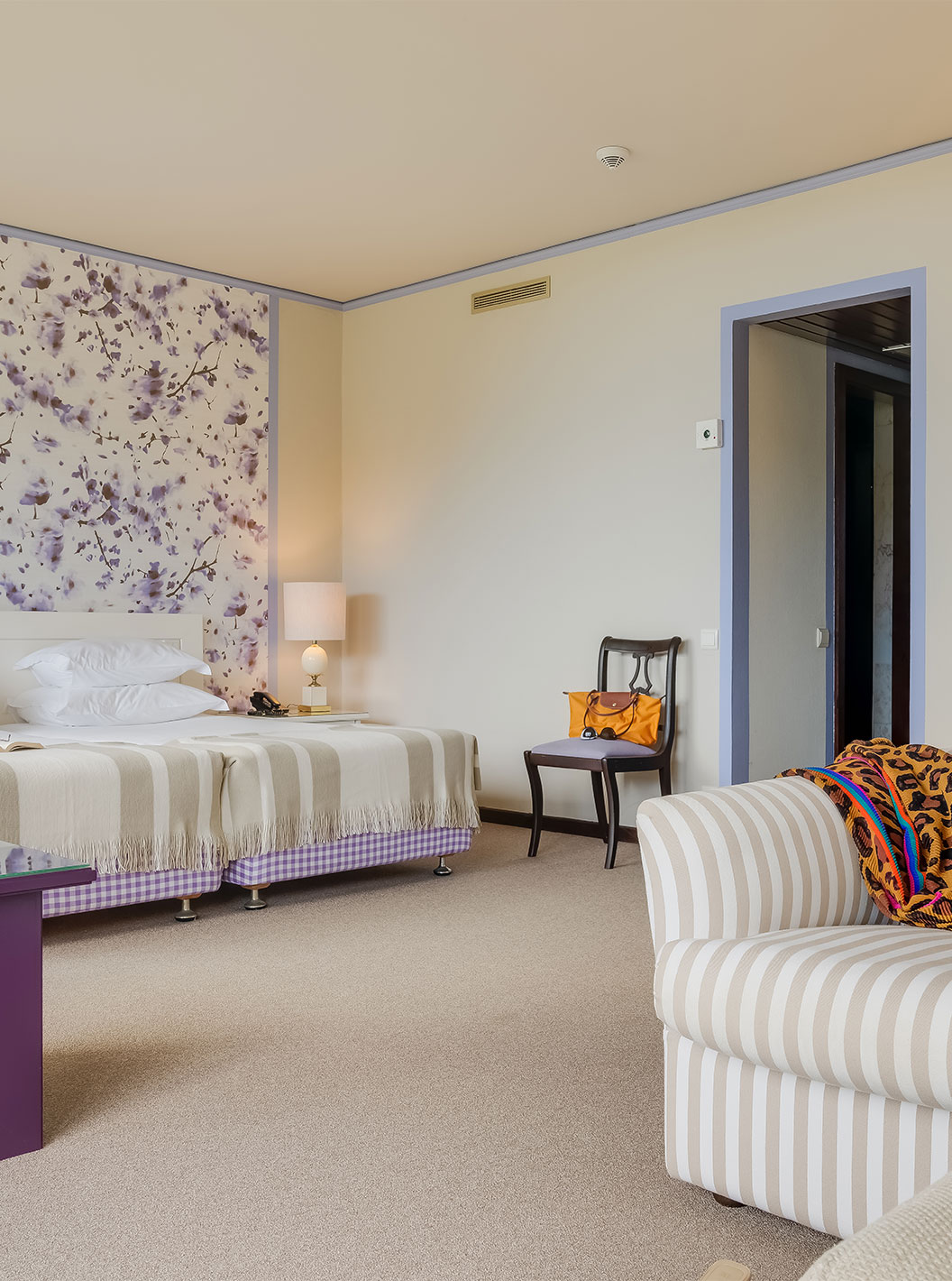 Junior Suite Tuinzicht van Pestana Bahia Praia heeft ruime ruimte met twee eenpersoonsbedden, een bank en stoel