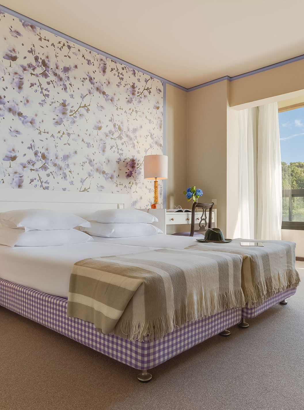 Standard Tuinzicht van Pestana Bahia Praia is een ruime kamer met twee bedden, nachttafel en bureau