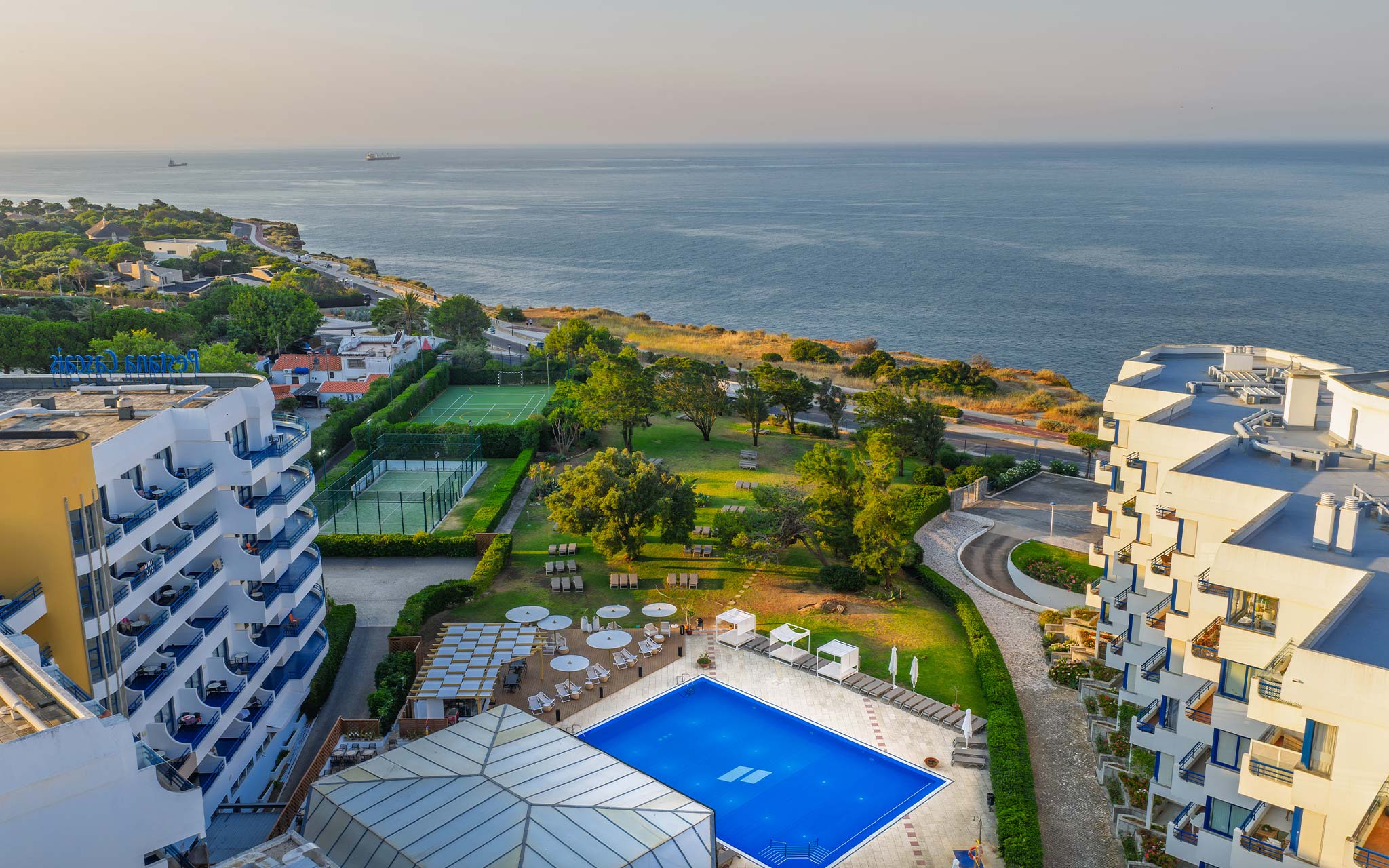 Luchtfoto van Pestana Cascais, een 4-sterrenhotel in Cascais, met buitenzwembad en zeezicht
