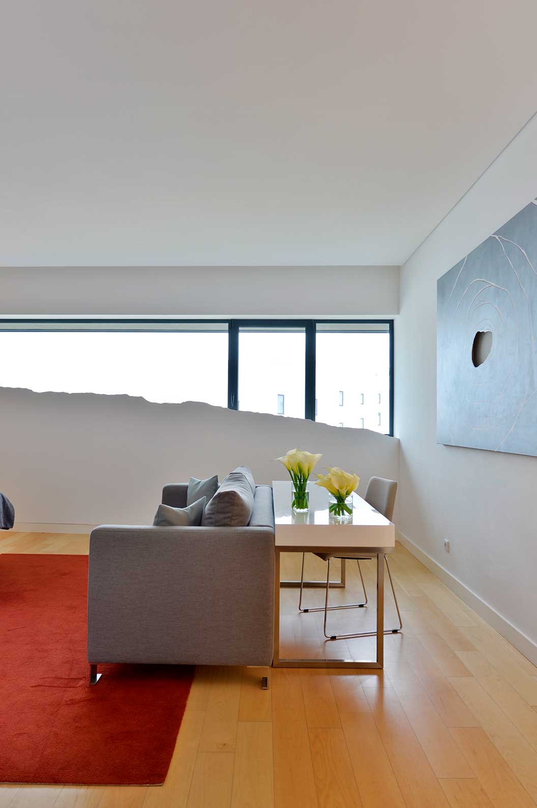 De Double Superior Room van Pestana Cidadela Cascais heeft een bank, bureau met stoel en een raam met kunst