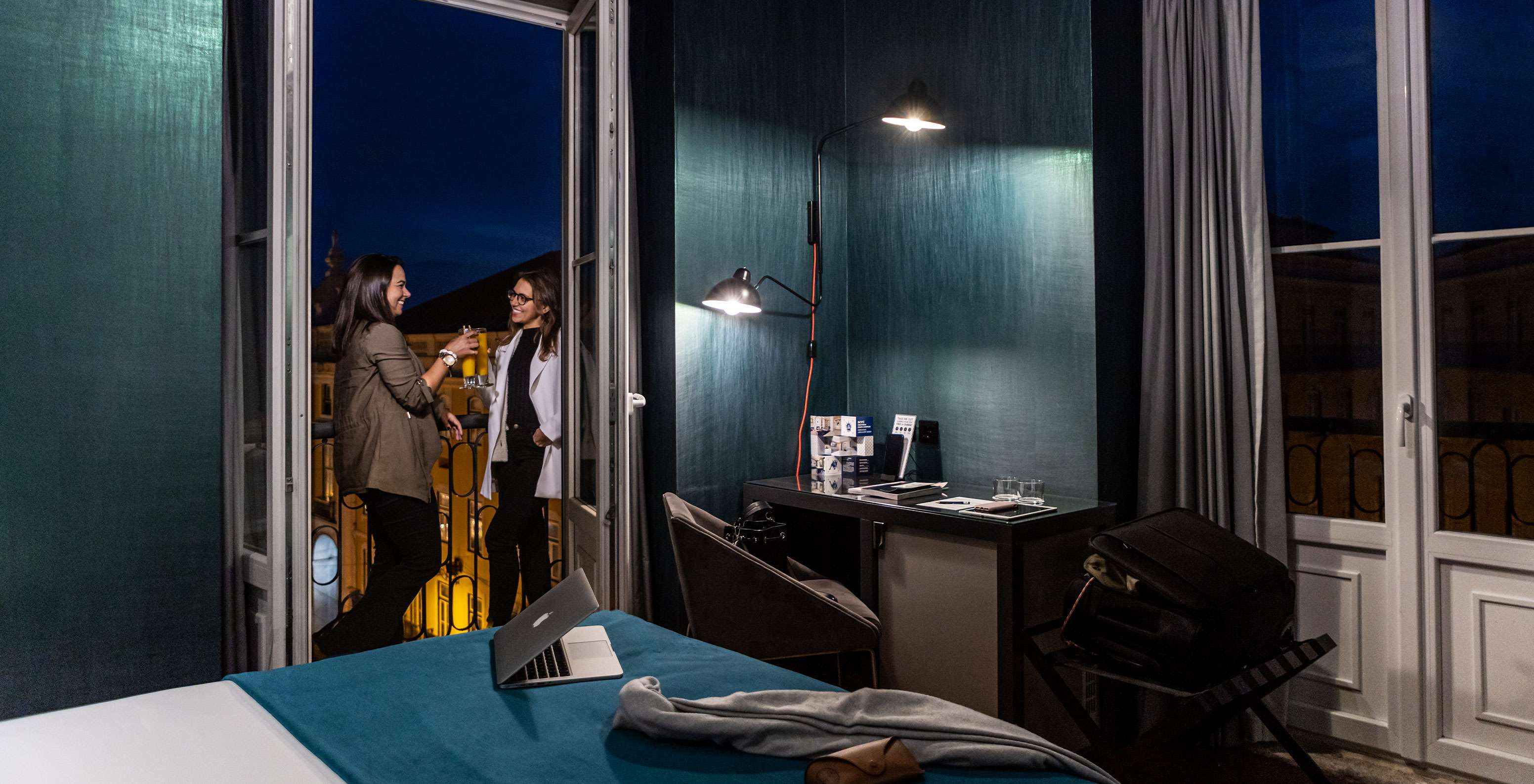 In de CR7 Superior Corner van Pestana CR7 Lisboa kun je genieten van een drankje op het balkon met uitzicht op de Baixa