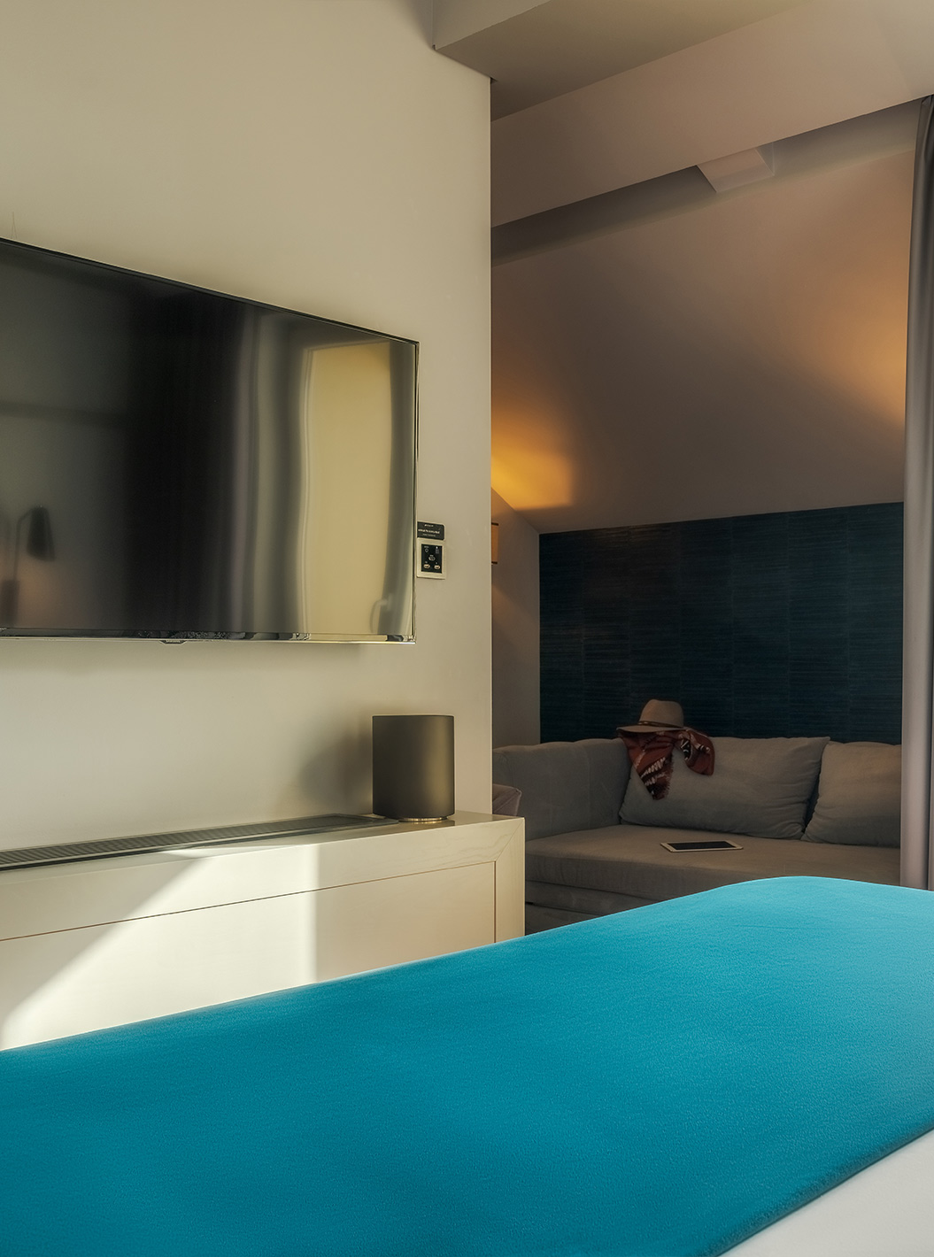 De CR7 Superior Rooftop heeft een tweepersoonsbed een sofa en een balkon in Pestana CR7 Lisboa