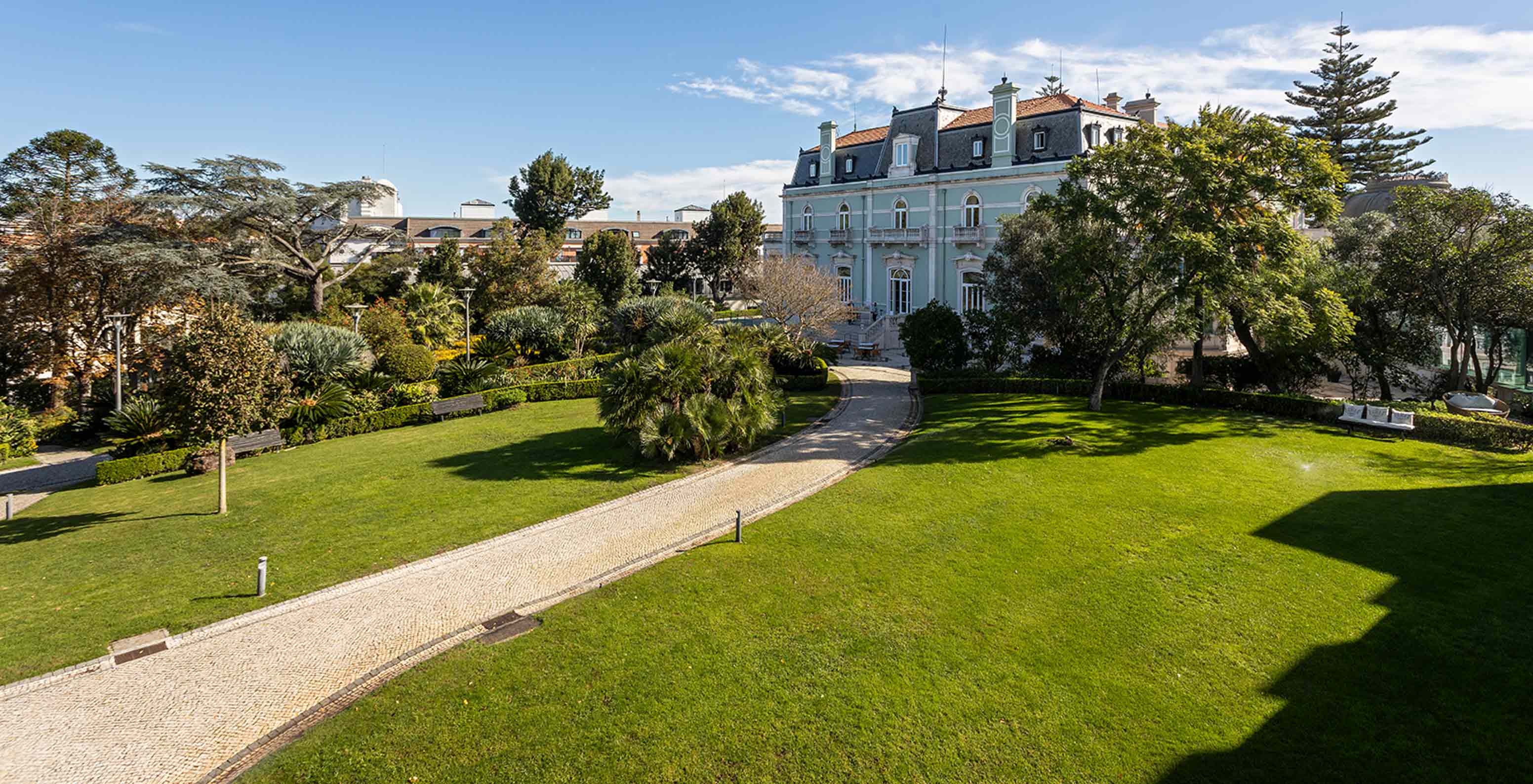 Façade extérieure et jardins du Pestana Palace Lisboa, hôtel 5 étoiles, Monument National