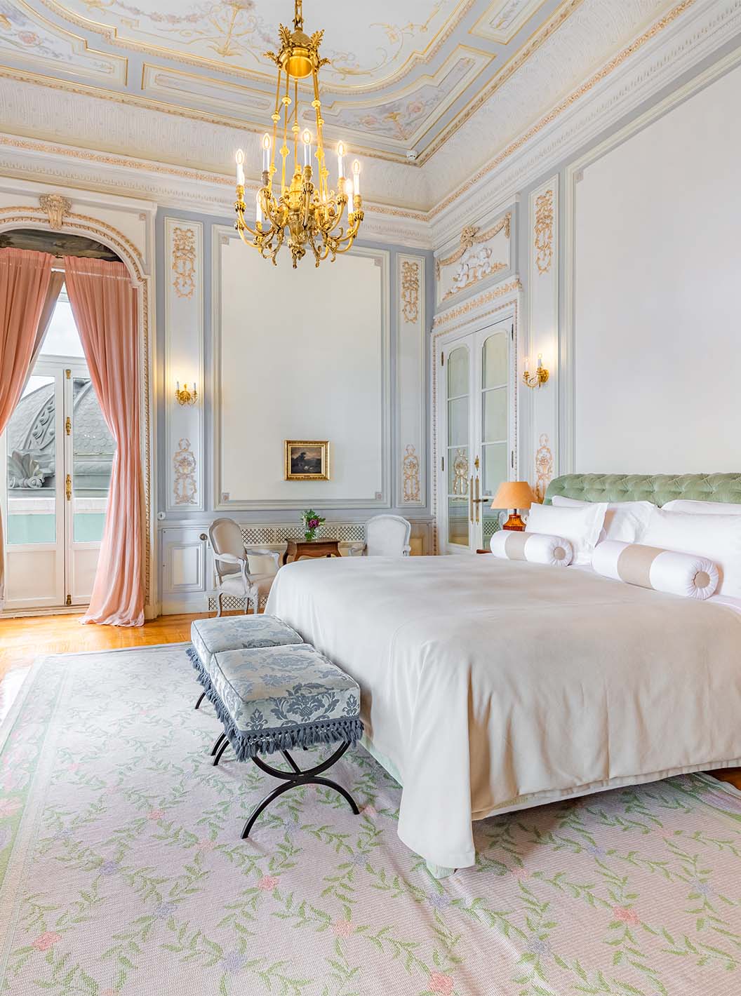 De Suite D. Manuel/ D. Luís Filipe van Pestana Palace Lisboa heeft een grote luxe slaapkamer met bed en gouden kroonluchter