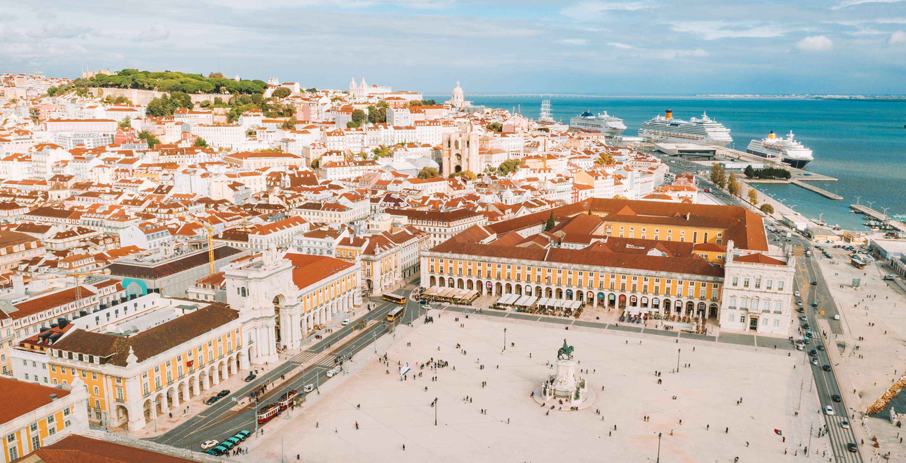Panoramisch uitzicht over de Baixa van Lissabon, met Terreiro do Paço, Boog van Rua Augusta en de rivier de Taag