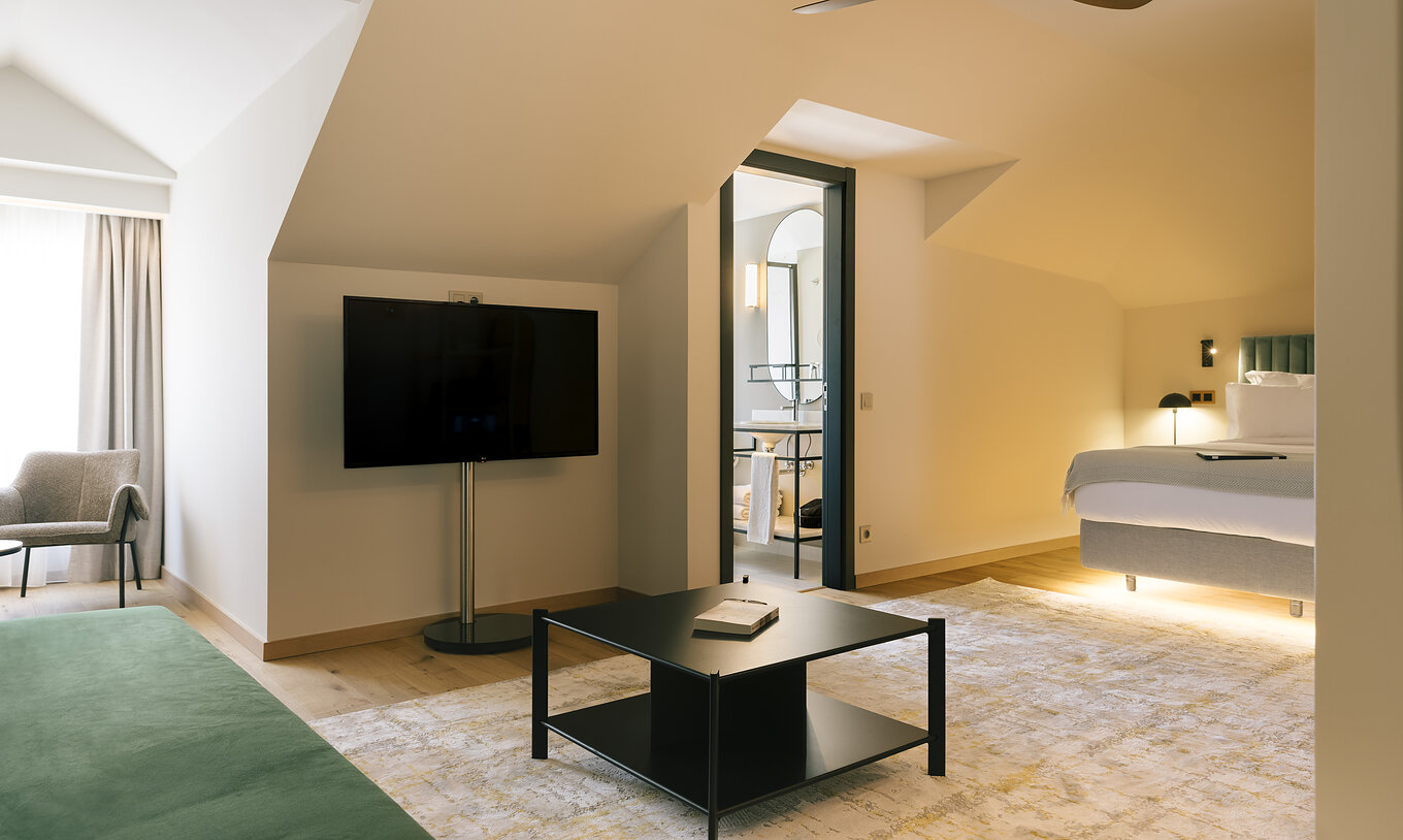 De Junior Suite van Pestana Rua Augusta Lisboa heeft een tweepersoonsbed, televisie, bijzettafel en stoel