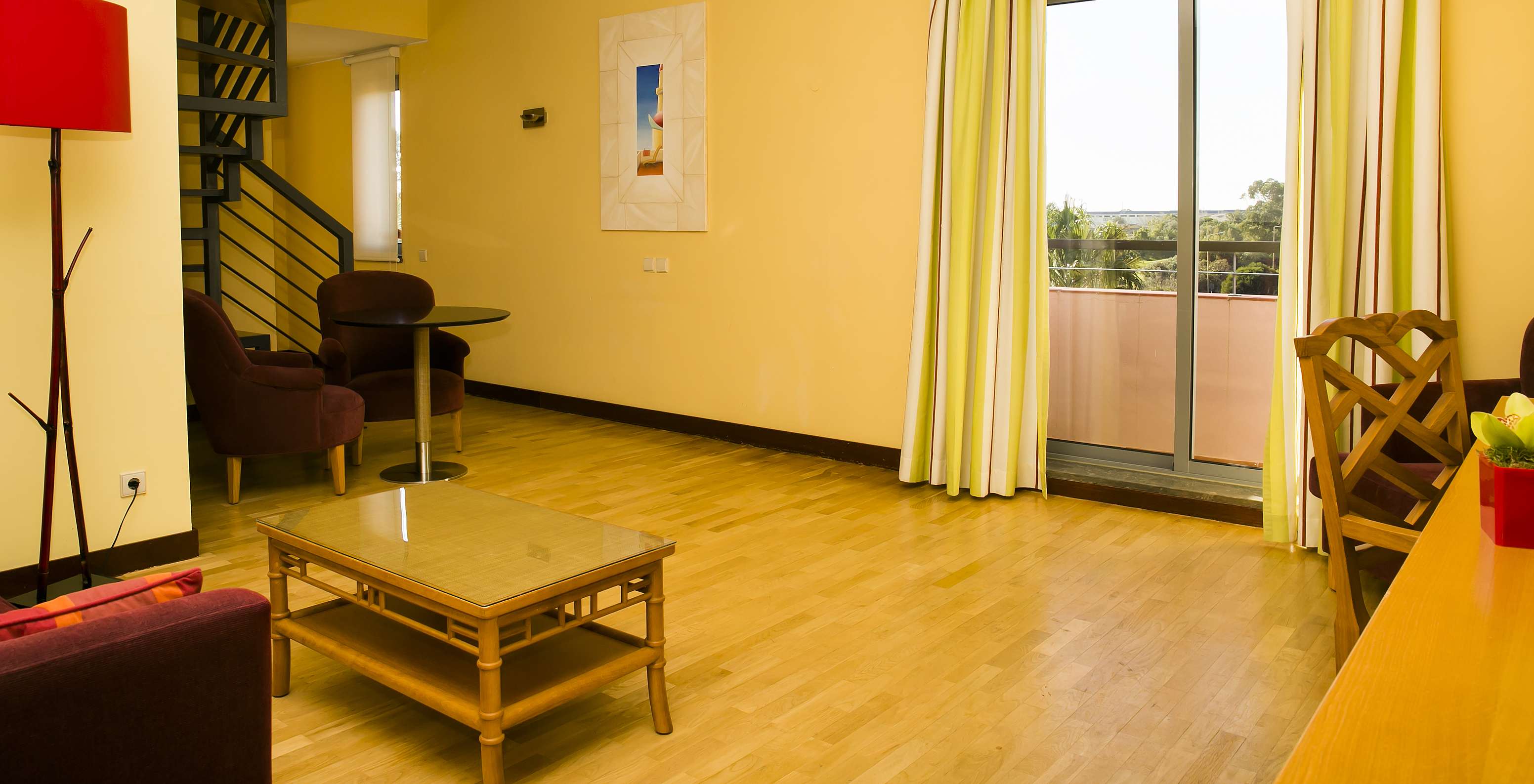 De Deluxe Mezzanine Suite van Pestana Sintra Golf heeft een kamer met fauteuils, salontafel en raam naar het balkon