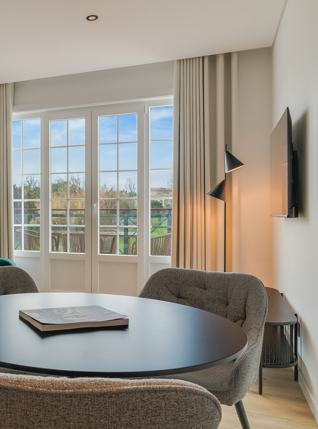 De Familiale met Balkon - Clubhouse van Pestana Sintra Golf heeft een eettafel en twee ramen met toegang tot het balkon