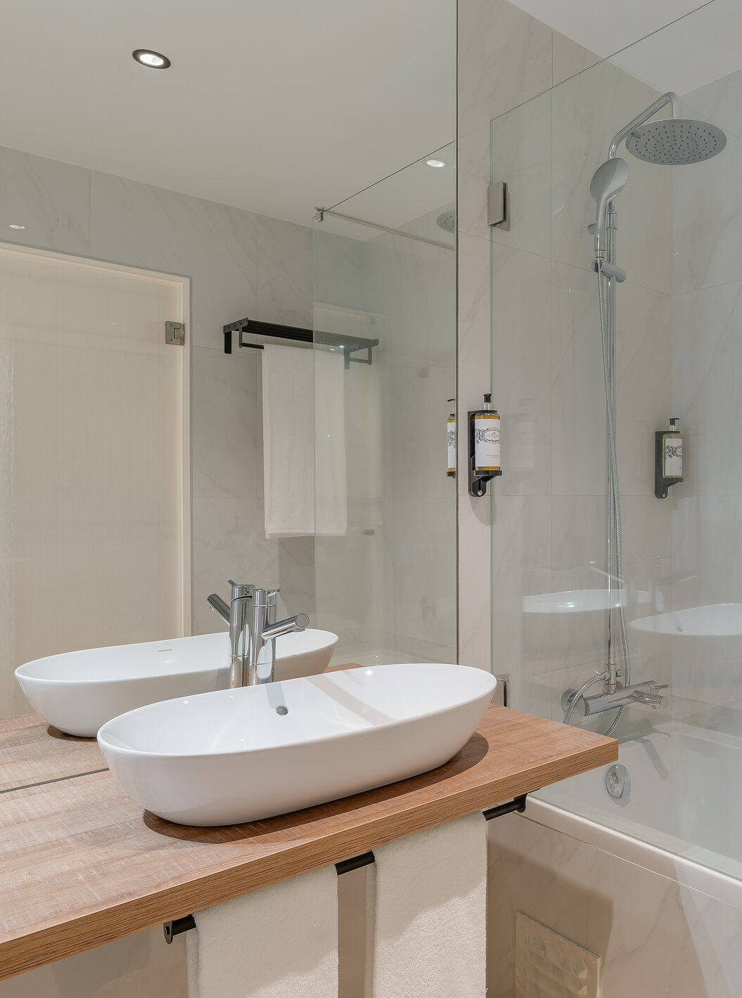 De Familiale - Clubhouse van Pestana Sintra Golf heeft een moderne badkamer met bad met douche en wastafel met spiegel