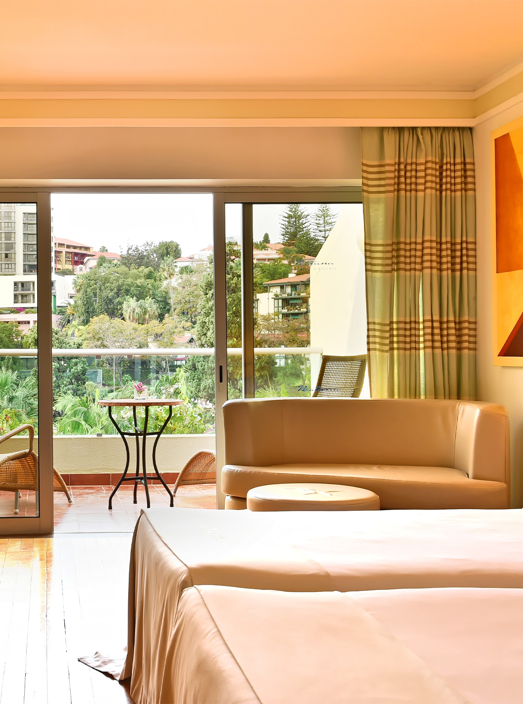 De Classic Twin Pool View van Pestana Carlton Madeira heeft een tweepersoonsbed, bureau en balkon