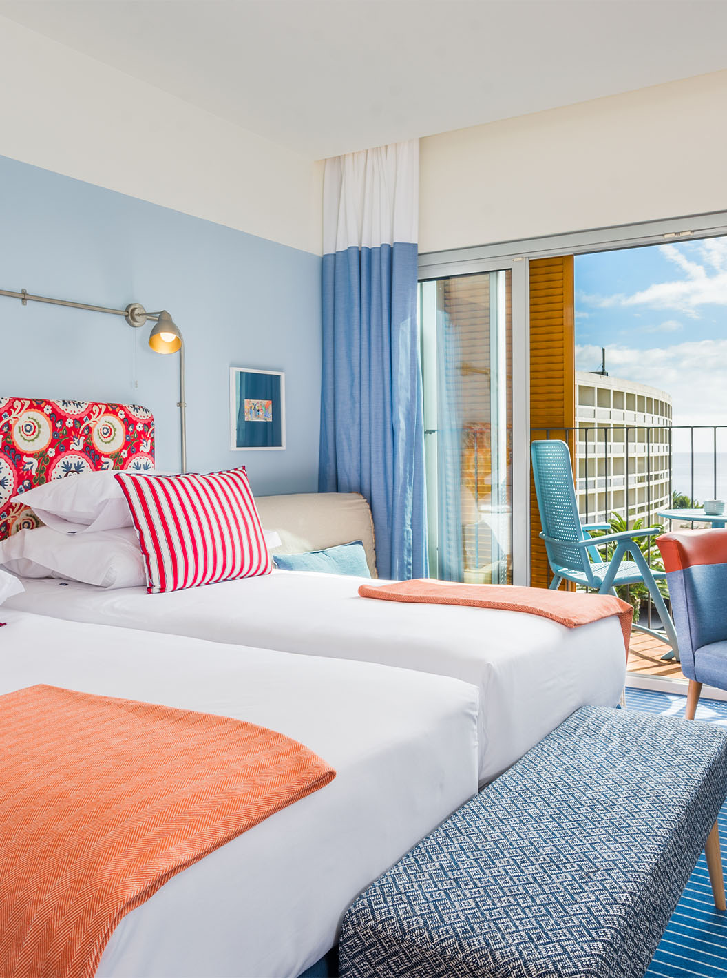 Het Deluxe Studio van Pestana Casino Studios heeft twee tweepersoonsbedden met patroon hoofdeinde, balkon en tafel