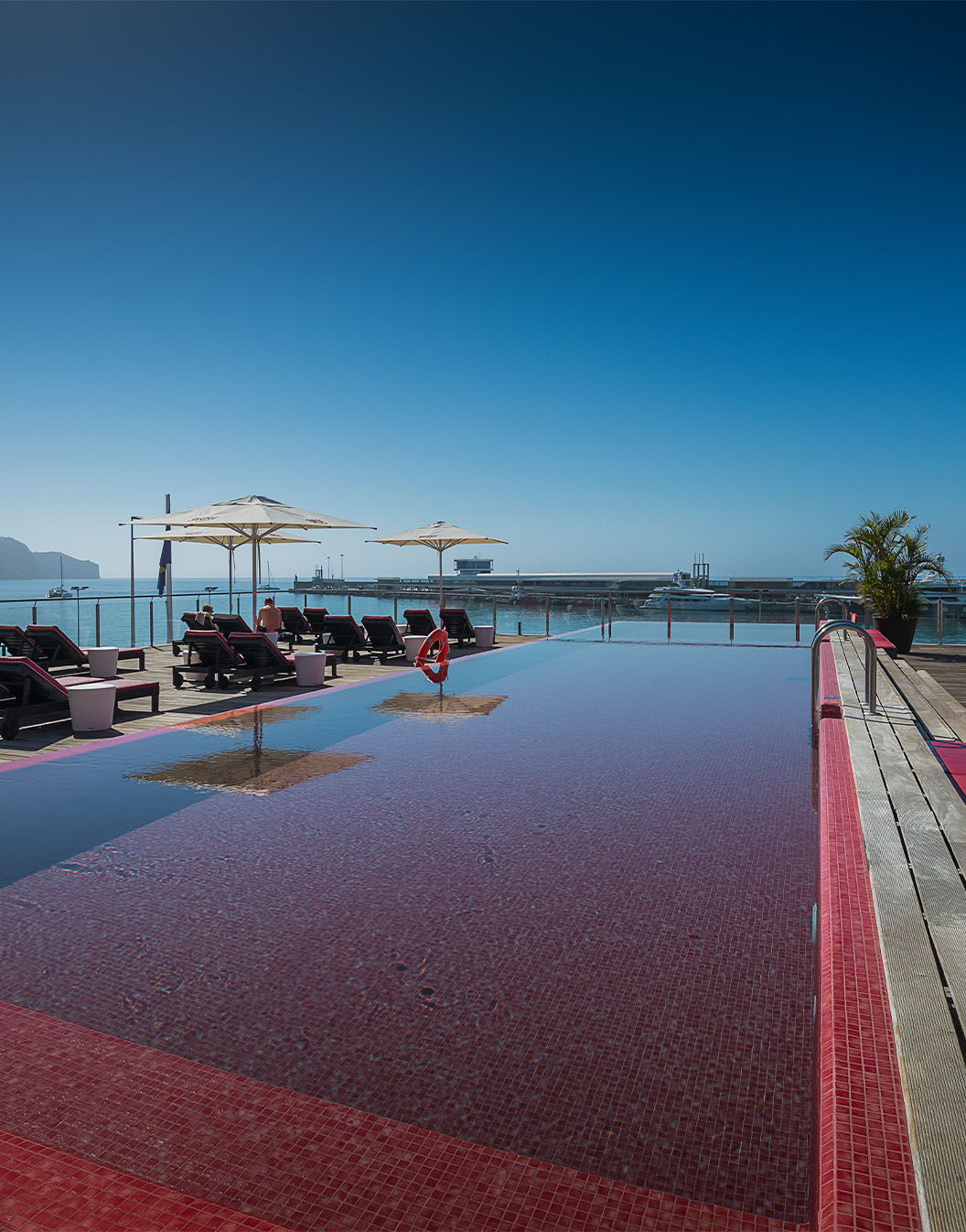 Zwembad met uitzicht op zee bij Cristiano Ronaldo's hotel in Funchal centrum