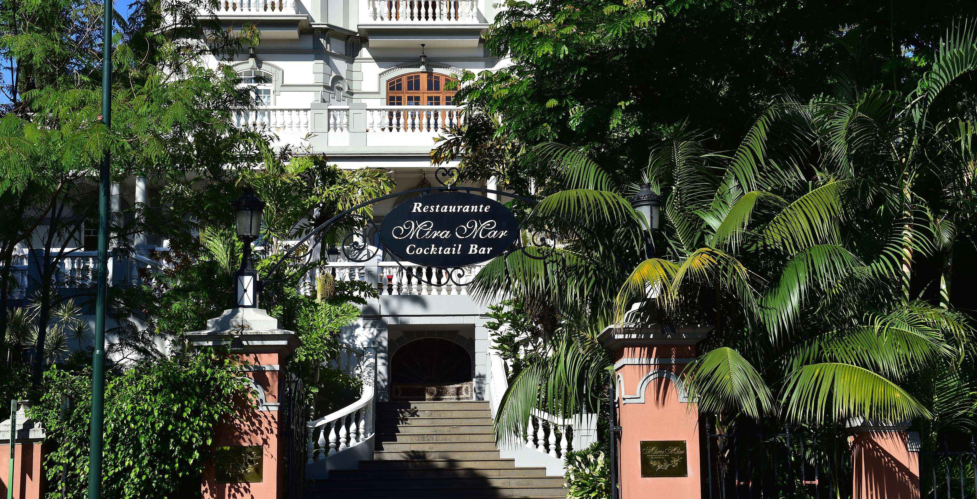 Restaurantgevel van Quinta Miramar, een imposant wit gebouw midden in de natuur, ideaal voor evenementen