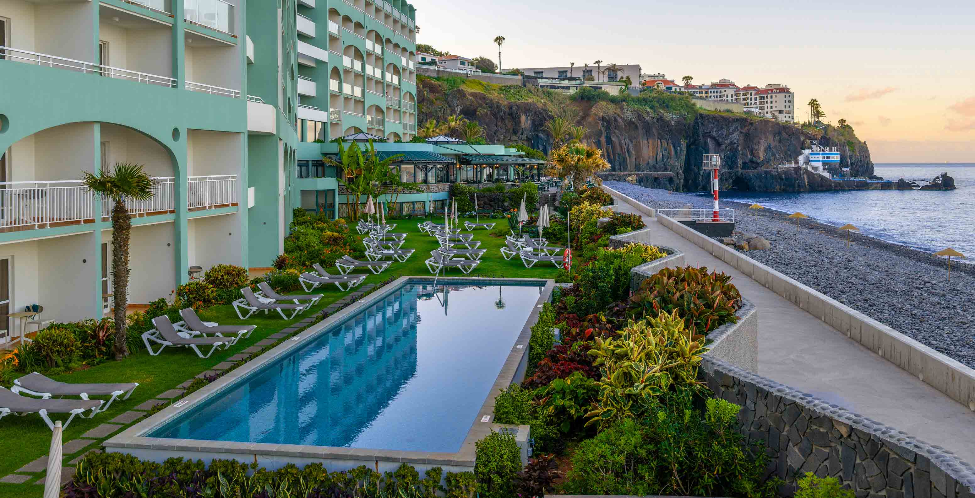 Buitengevel van het Pestana Ocean Bay All Inclusive, een 5-sterrenhotel in Funchal, Madeira, met zwembad