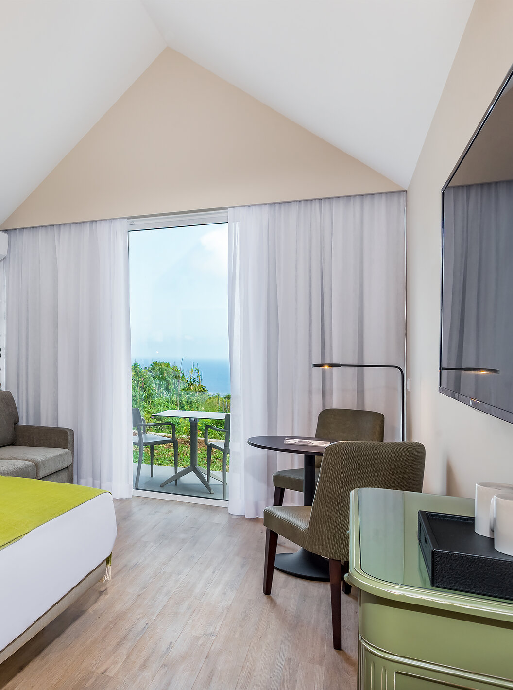 Het Studio - Tuinzicht van Pestana Quinta do Arco heeft een tweepersoonsbed, bank, tafel, televisie en balkon met zeezicht