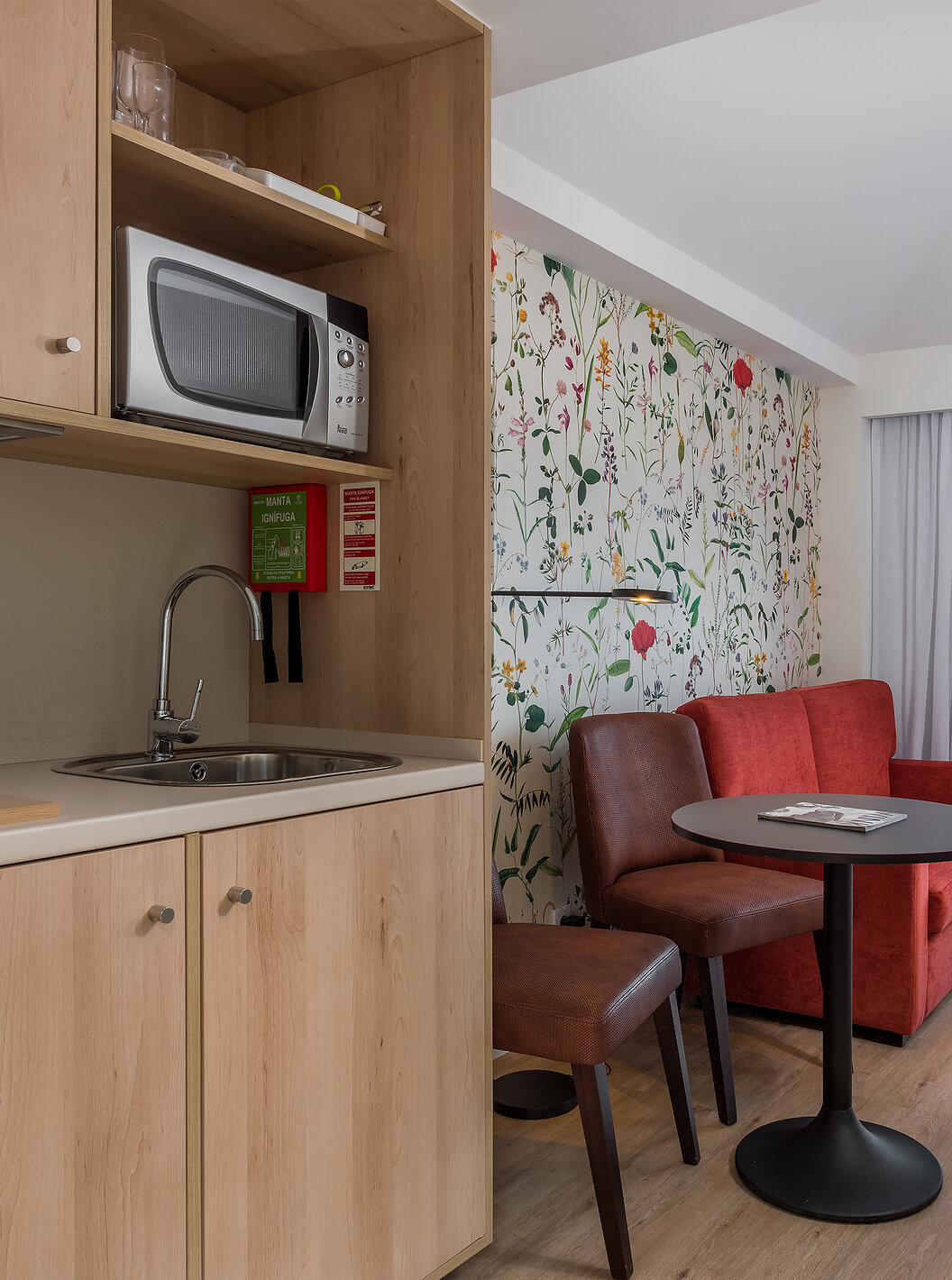 Het Studio - Tuinzicht van Pestana Quinta do Arco heeft kitchenette, bank, televisie, tafel en stoelen, balkon met zeezicht