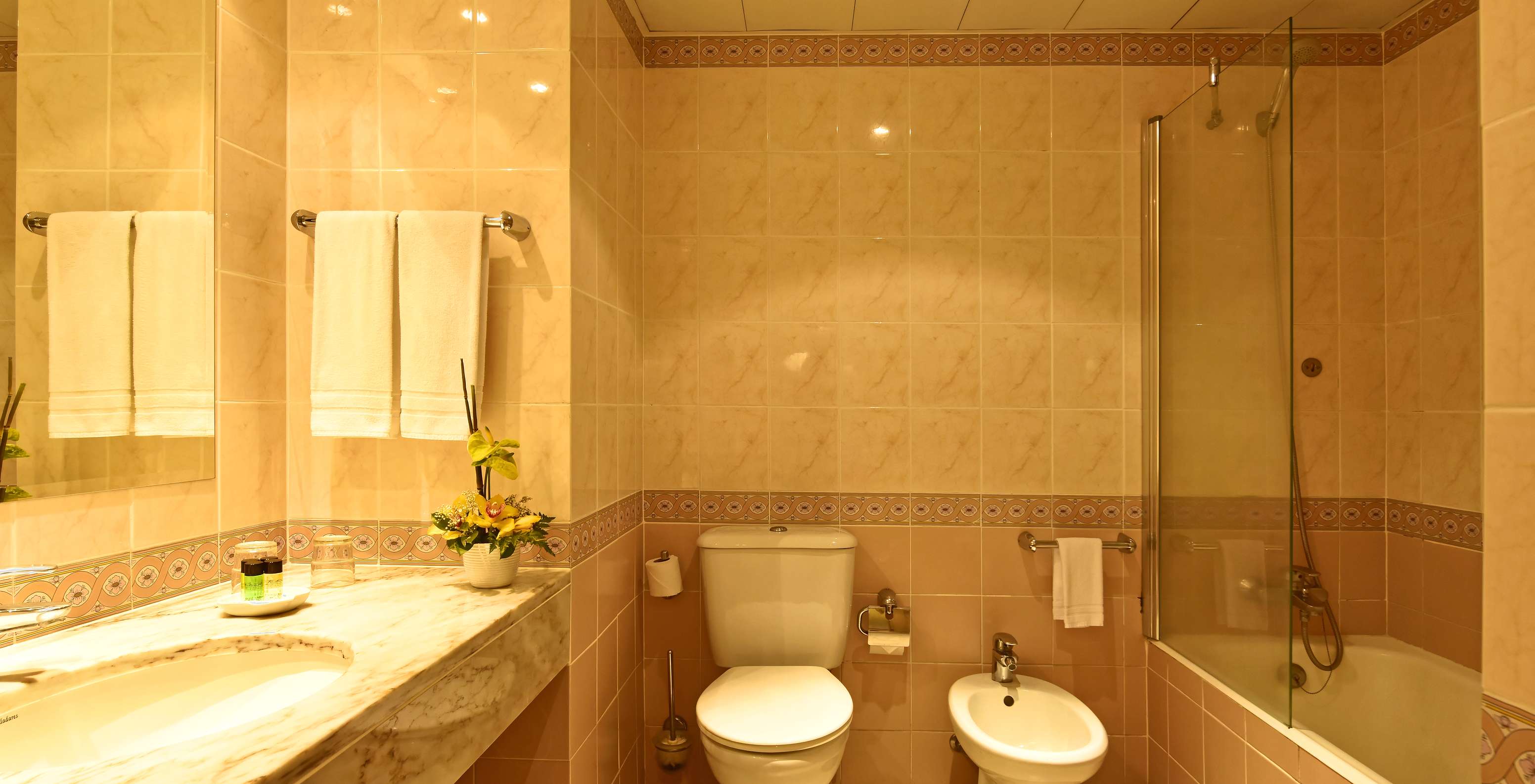 De Studio Classic van Pestana Village heeft een badkamer met toilet, bidet, wastafel met spiegel en bad met douche