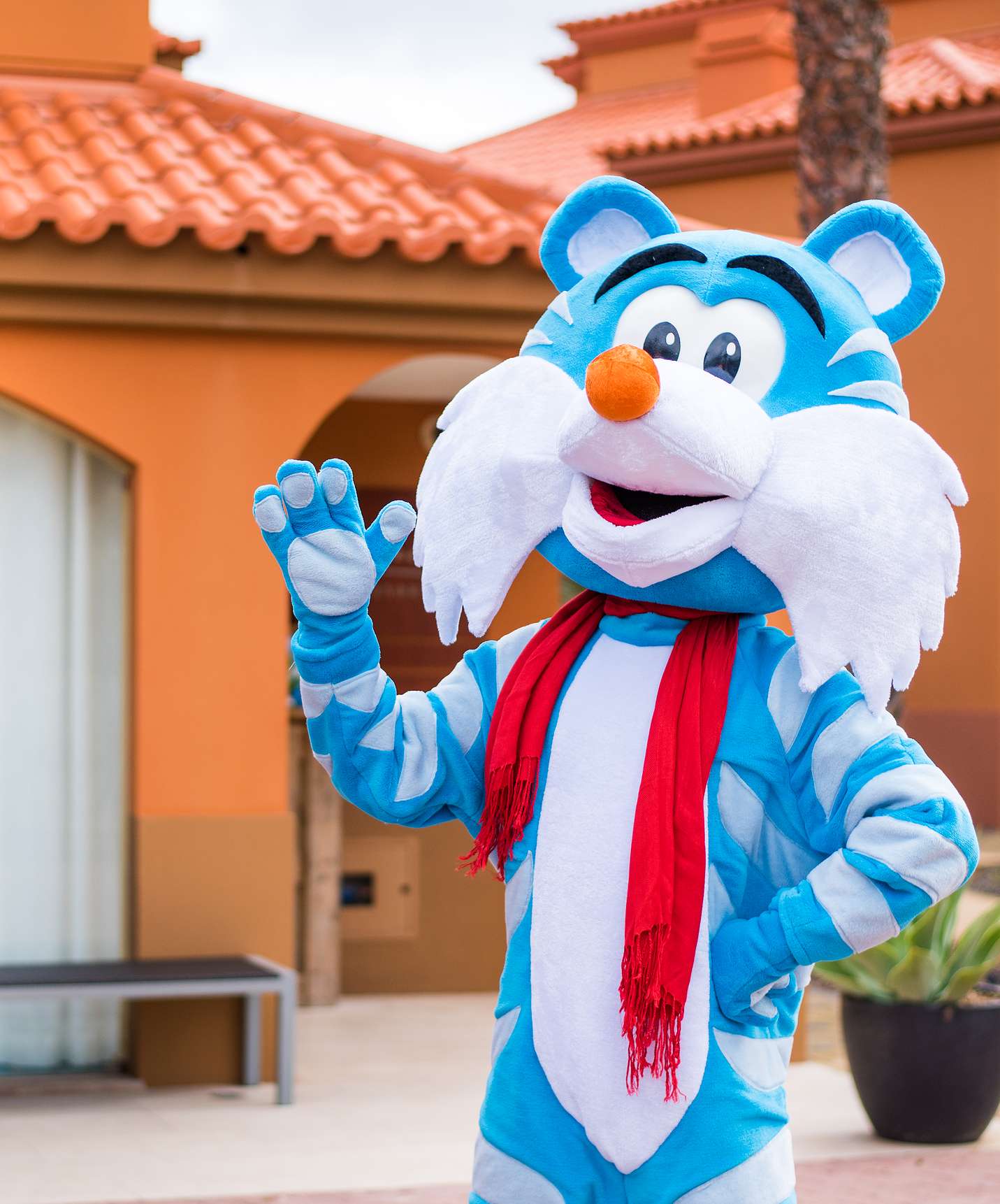 Kids club in all-inclusive hotel met spa in Porto Santo met mascotte in blauw-witte kleur genaamd "Pestaninha"