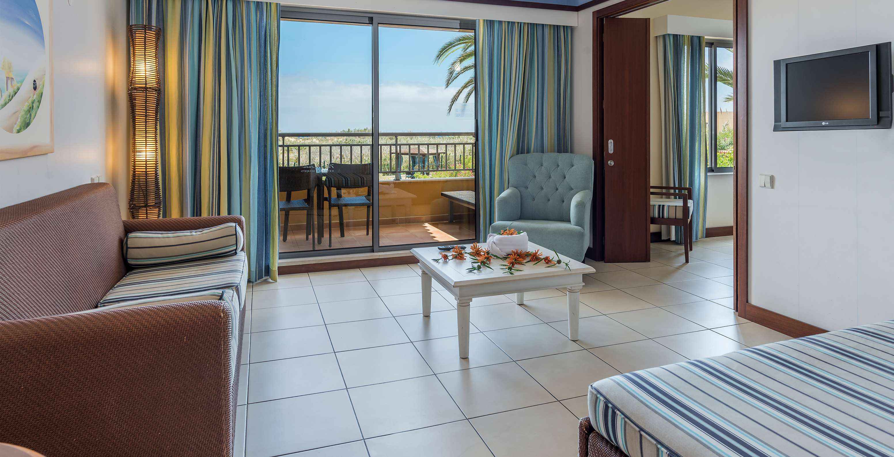 De Suite Appartement T1 van Pestana Porto Santo All Inclusive heeft een woonkamer met toegang tot het balkon en tuinzicht